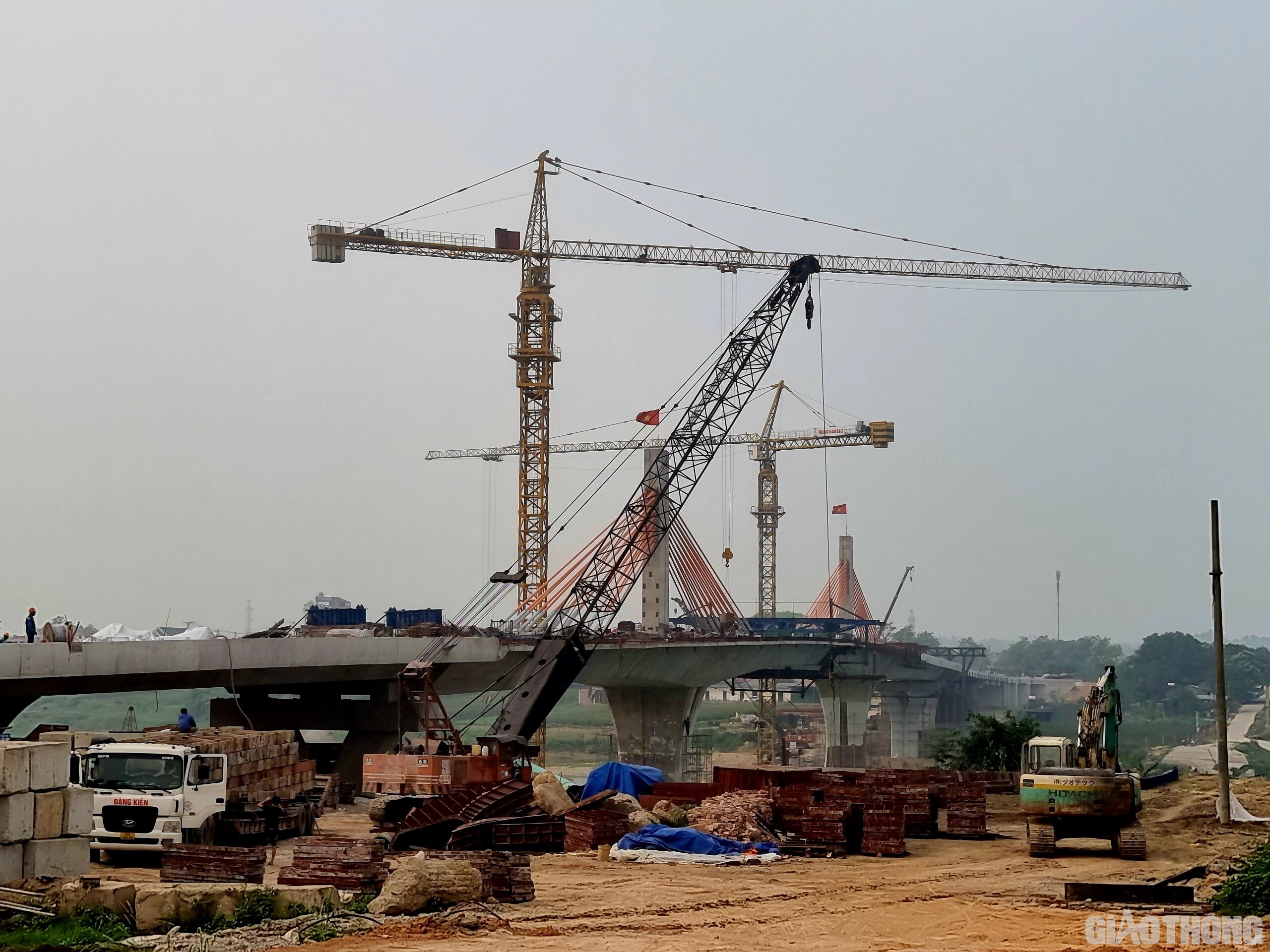 Đại diện Ban điều h&agrave;nh c&ocirc;ng trường cho biết: Nhận thức r&otilde; đ&acirc;y l&agrave; c&ocirc;ng tr&igrave;nh trọng điểm của tỉnh, &aacute;p lực về thời gian rất lớn n&ecirc;n trong qu&aacute; tr&igrave;nh thi c&ocirc;ng, nh&agrave; thầu lu&ocirc;n qu&aacute;n triệt tinh thần cho c&ocirc;ng nh&acirc;n, kỹ sư nỗ lực hết sức. Tranh thủ thời tiết thuận lợi, ch&uacute;ng t&ocirc;i đang đẩy nhanh tiến độ thi c&ocirc;ng dự &aacute;n v&agrave; kh&ocirc;ng qu&ecirc;n động vi&ecirc;n người lao động bằng chế độ lương, thưởng. Phấn đấu vượt tiến độ tổng thể vượt từ 3 - 6 th&aacute;ng so với hợp đồng.