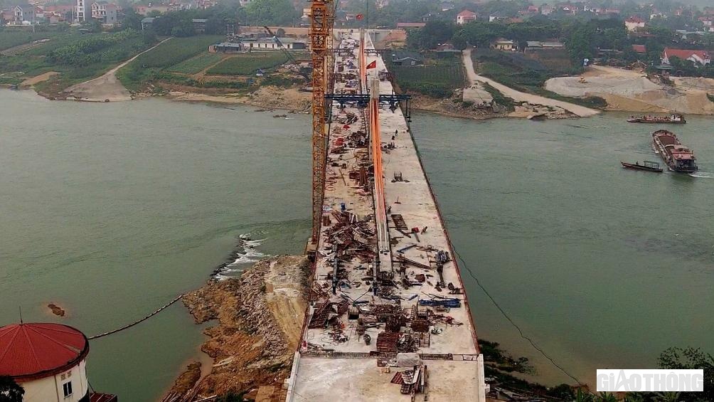 Cầu được thiết kế bảo đảm 4 l&agrave;n xe cơ giới, bề rộng mặt cầu ch&iacute;nh 19m, bề rộng cầu dẫn 16,5m.