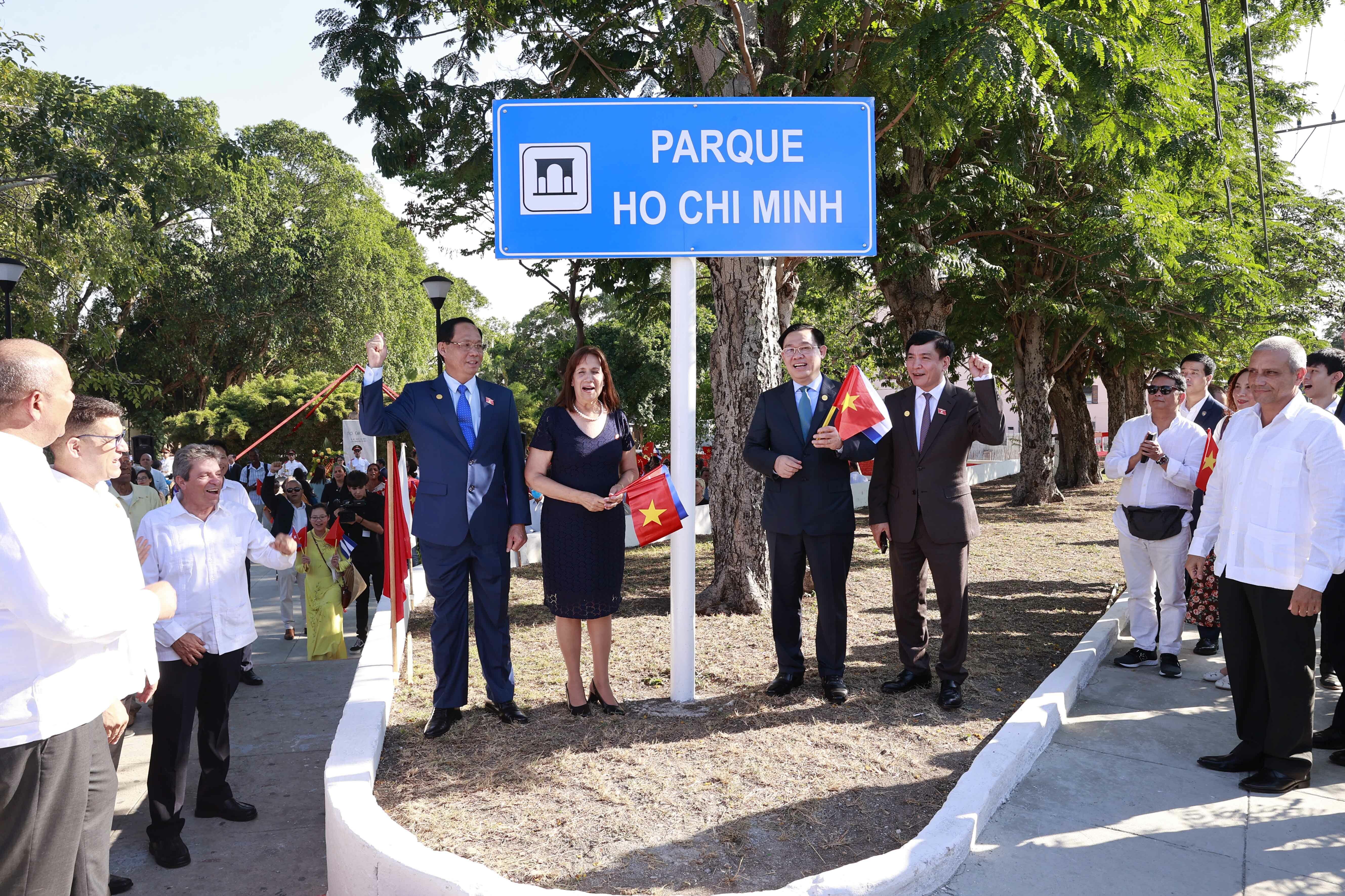C&ocirc;ng vi&ecirc;n Hồ Ch&iacute; Minh sẽ l&agrave; nơi gi&aacute;o dục thế hệ trẻ hai nước kế thừa tiếp tục g&igrave;n giữ v&agrave; vun đắp cho mối quan hệ đặc biệt, thuỷ chung son sắc giữa hai d&acirc;n tộc. Ảnh: CTTQH