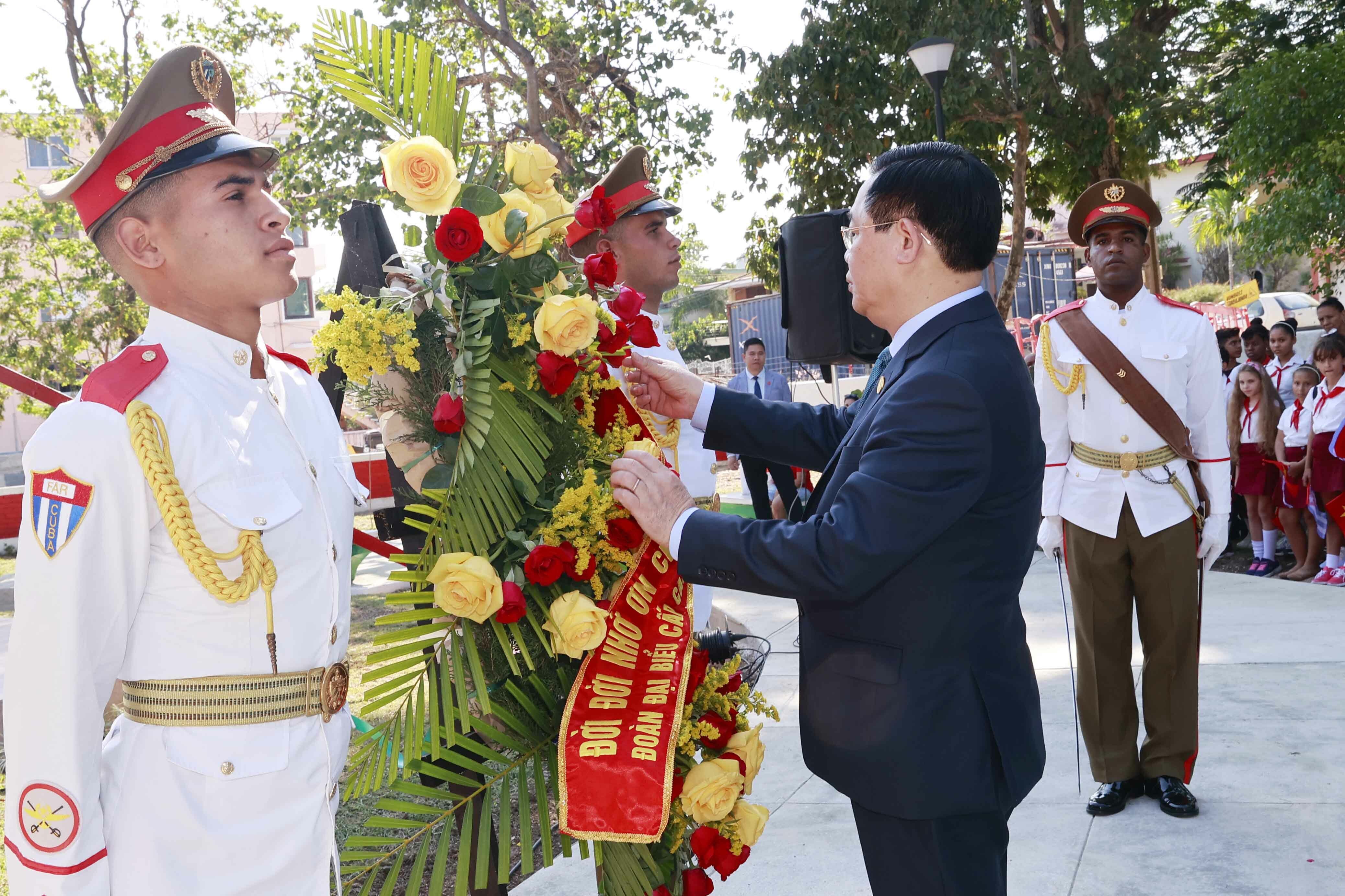 Chủ tịch Qu&ocirc;́c h&ocirc;̣i Vương Đình Hu&ecirc;̣ và các thành vi&ecirc;n trong đoàn đã d&acirc;ng hoa, tưởng nhớ Chủ tịch H&ocirc;̀ Chí Minh tại C&ocirc;ng vi&ecirc;n mang t&ecirc;n H&ocirc;̀ Chí Minh.  Ảnh: CTTQH