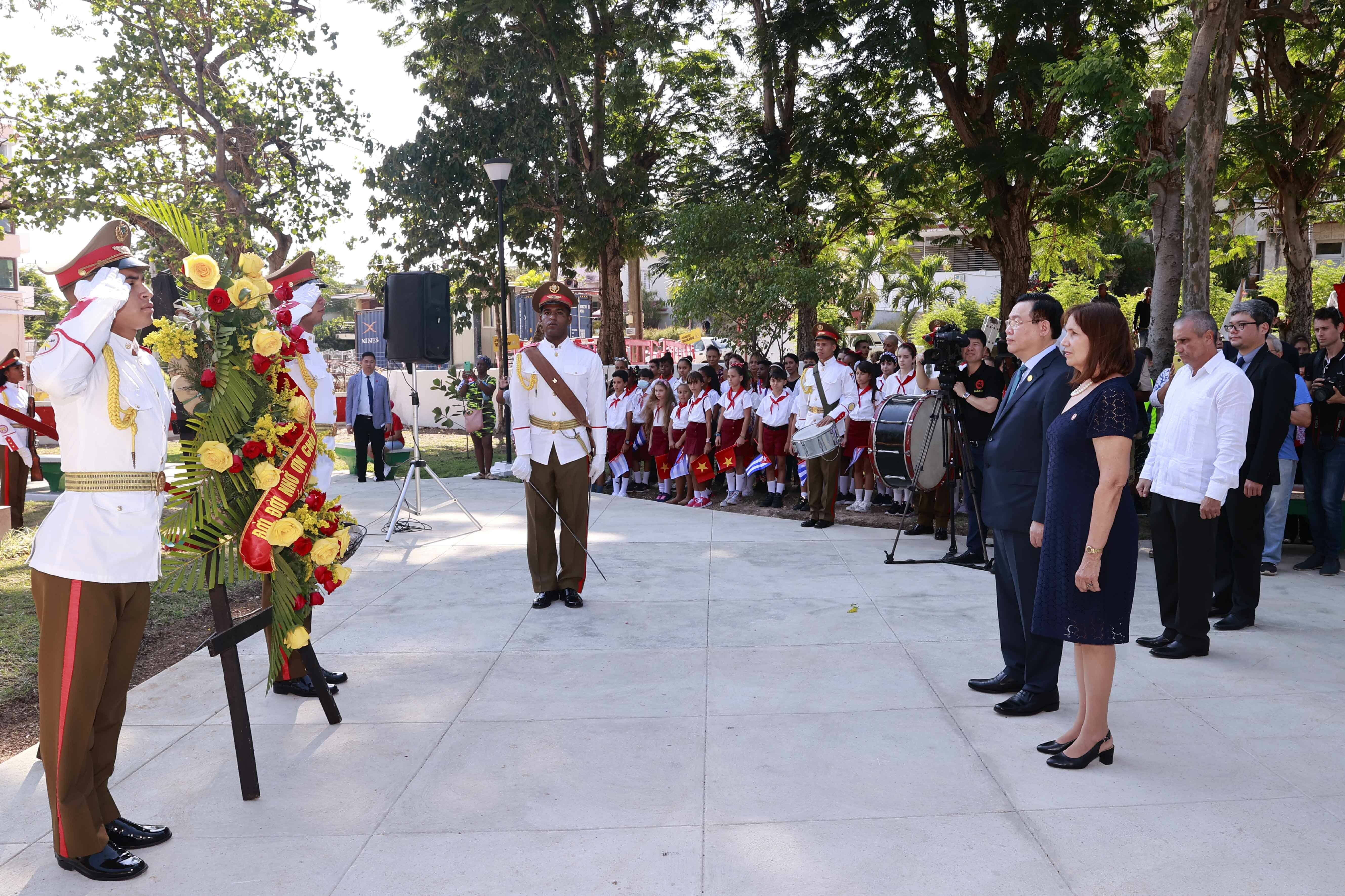 Tại bu&ocirc;̉i L&ecirc;̃, Thống đốc La Habana Reinaldo Gacia Zapata b&agrave;y tỏ vinh dự được đ&oacute;n đo&agrave;n đại biểu cấp cao Quốc hội Việt Nam v&agrave; cho biết sự kiện ng&agrave;y h&ocirc;m nay l&agrave; vinh dự to lớn đối với quận Plaza n&oacute;i ri&ecirc;ng v&agrave; thủ đ&ocirc; La Habana n&oacute;i chung.  Ảnh: CTTQH