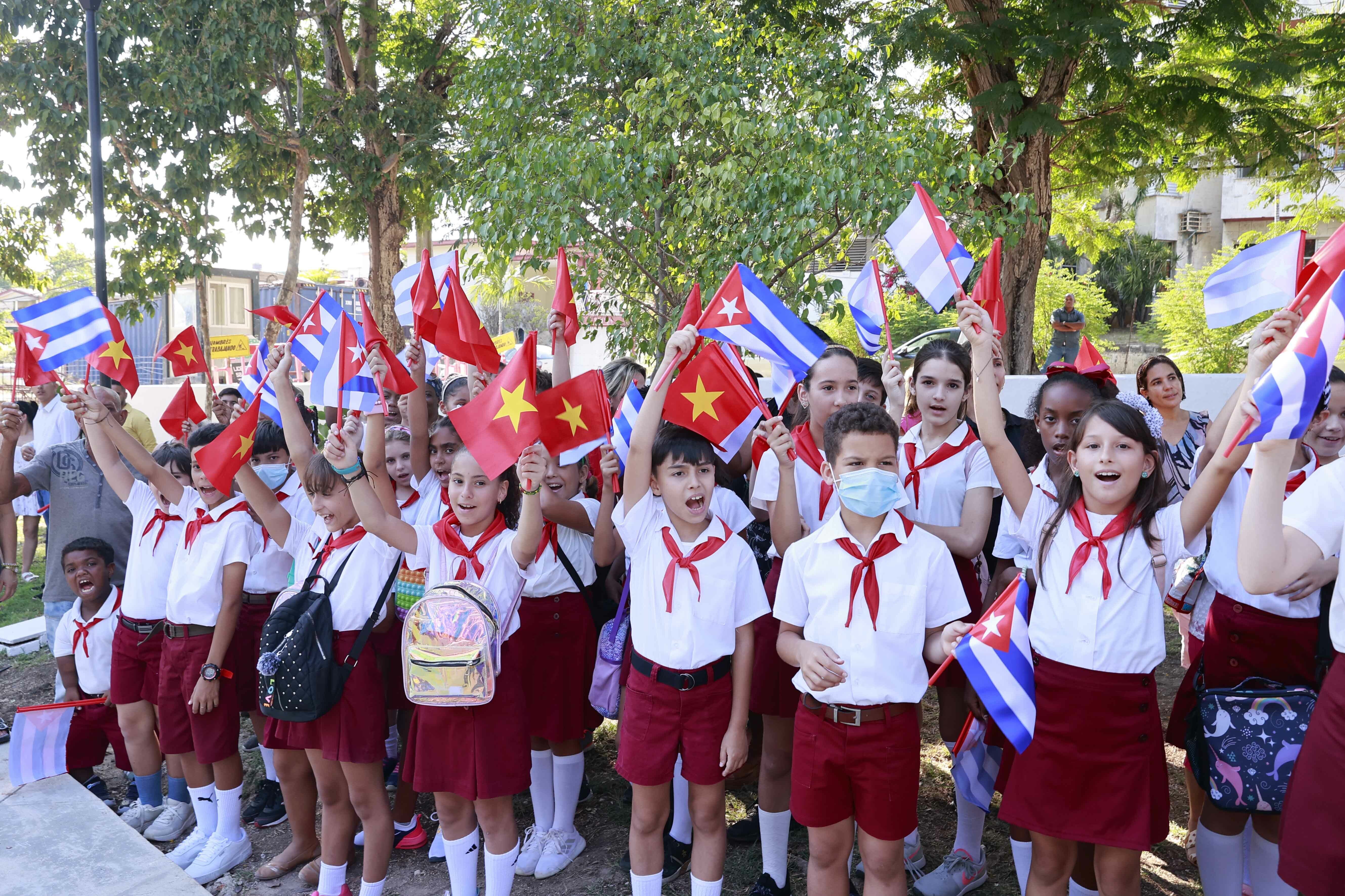 Thống đốc La Habana cũng cho biết, ng&agrave;y 19/5 tới, người d&acirc;n th&agrave;nh phố sẽ c&oacute; hoạt động &yacute; nghĩa tại địa điểm n&agrave;y nhằm kỉ niệm ng&agrave;y sinh của Chủ tịch Hồ Ch&iacute; Minh, đồng thời cũng l&agrave; ng&agrave;y tưởng nhớ anh h&ugrave;ng d&acirc;n tộc của Cuba H&ocirc;-x&ecirc; M&aacute;c-tin.  Ảnh: CTTQH