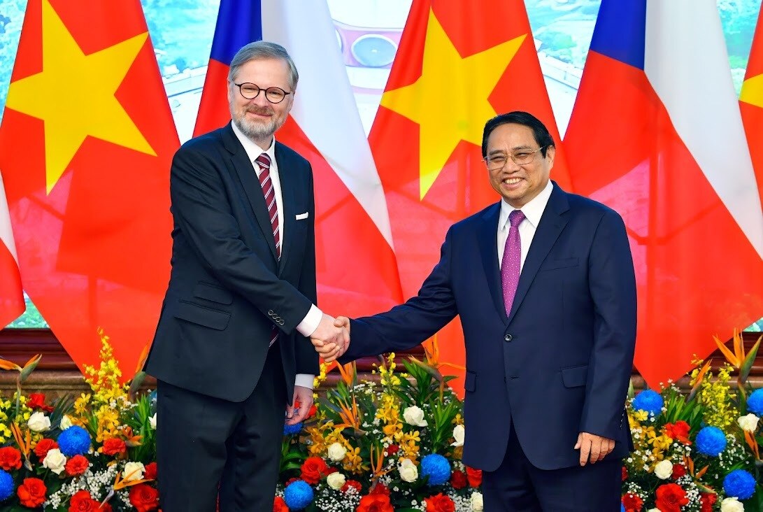 Thủ tướng Petr Fiala v&agrave; Thủ tướng Phạm Minh Ch&iacute;nh chụp ảnh kỷ niệm trước khi tiến h&agrave;nh hội đ&agrave;m - Ảnh: VGP/Nhật Bắc