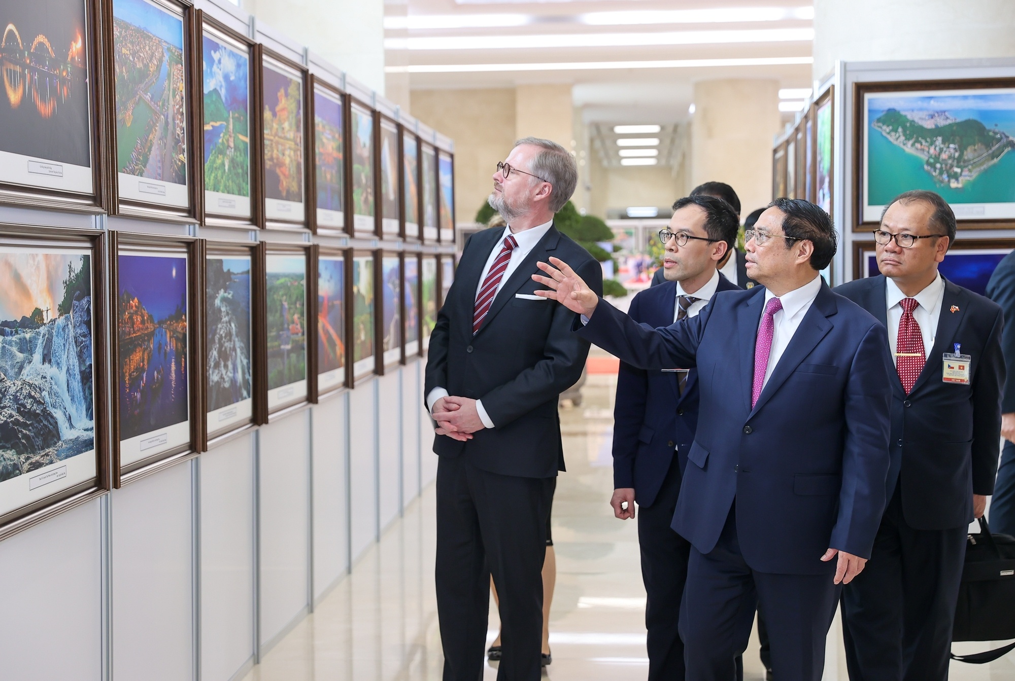 Thủ tướng Phạm Minh Ch&iacute;nh giới thiệu với Thủ tướng Petr Fiala một số h&igrave;nh ảnh về đất nước con người Việt Nam. Ảnh VGP/Nhật Bắc