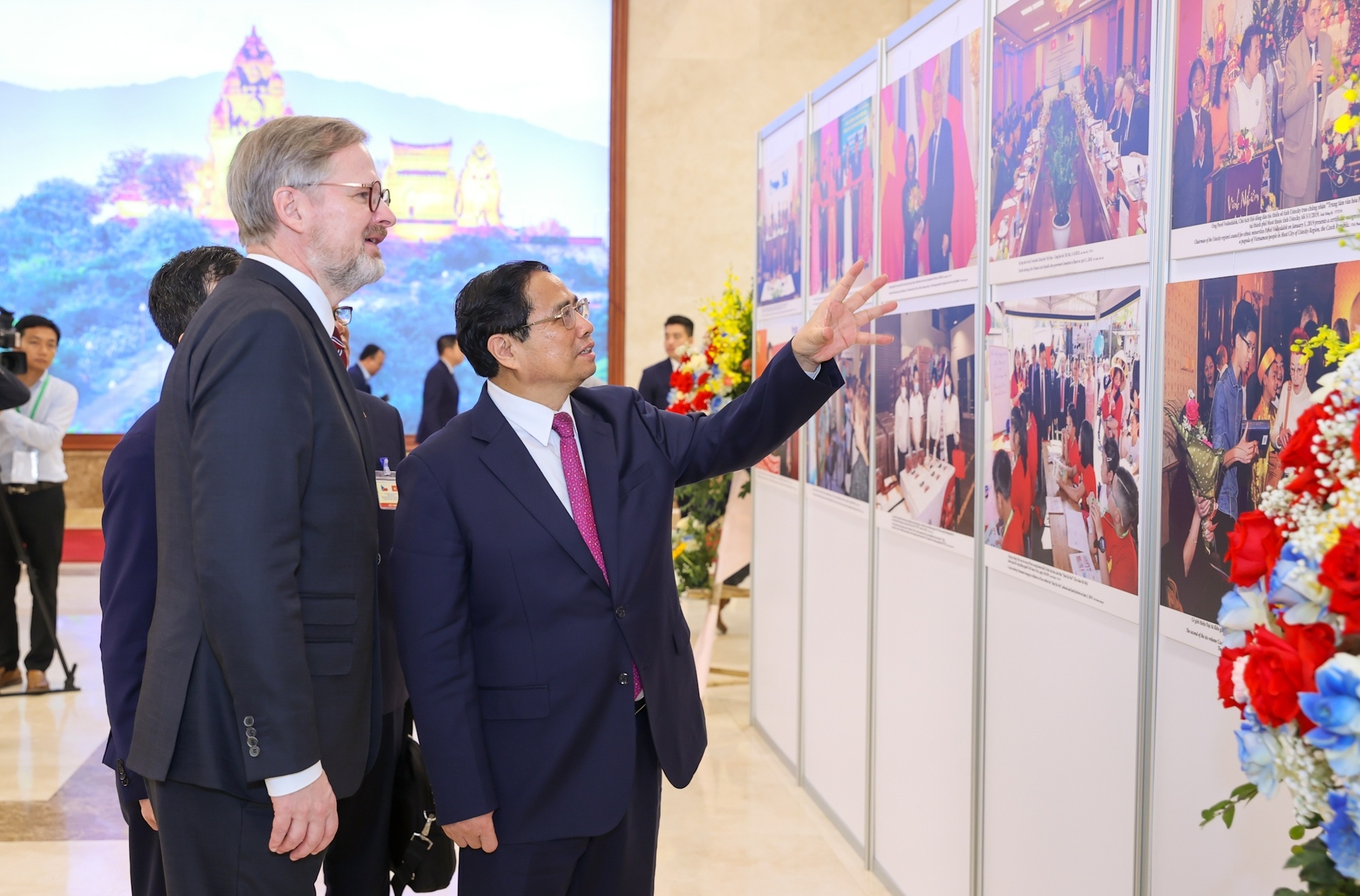 Thủ tướng Phạm Minh Ch&iacute;nh giới thiệu với Thủ tướng Petr Fiala một số h&igrave;nh ảnh về quan hệ 2 nước. Ảnh VGP/Nhật Bắc