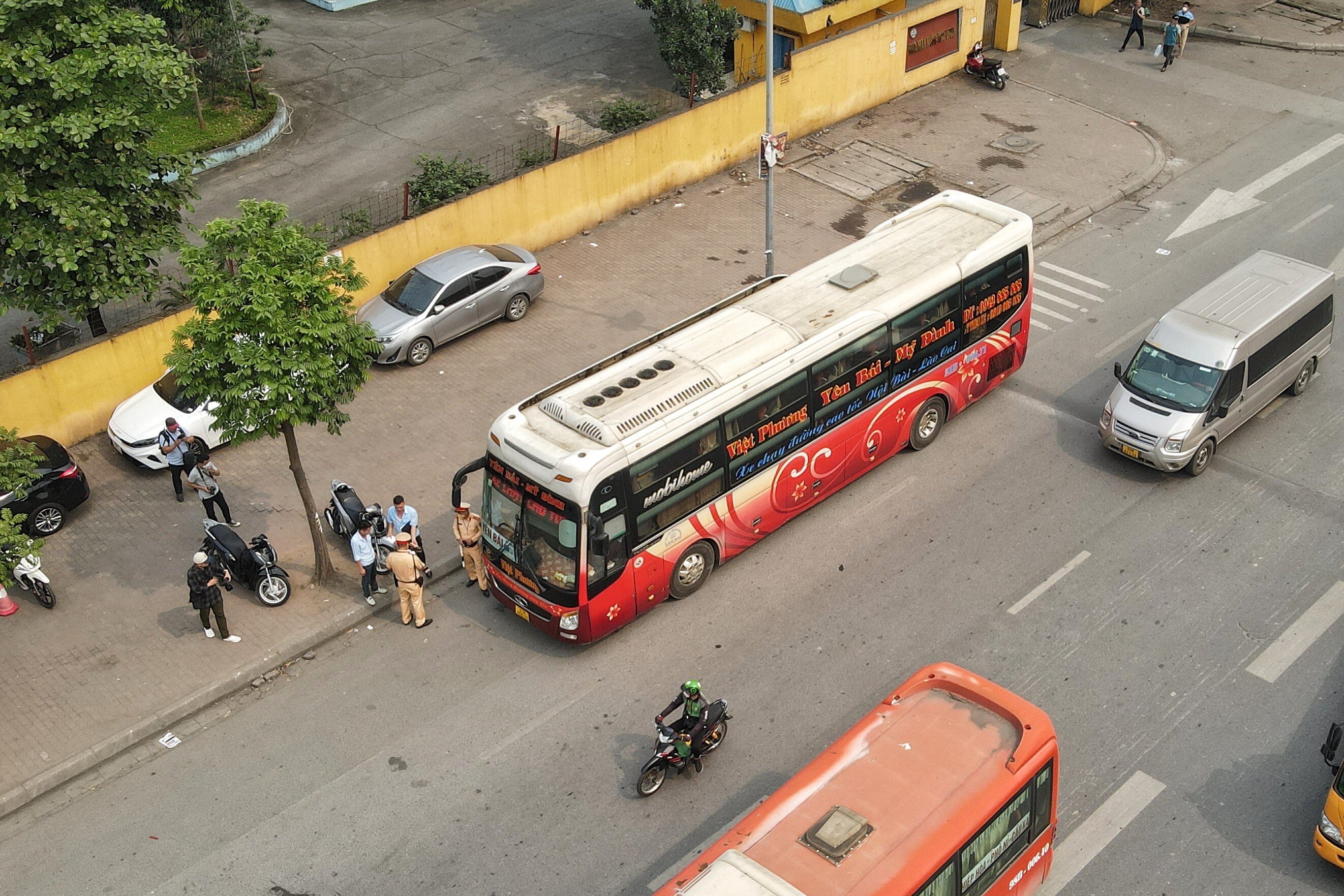 Chiều 21/4, Đội CSGT số 6, Ph&ograve;ng CSGT, C&ocirc;ng an TP H&agrave; Nội triển khai Tổ c&ocirc;ng t&aacute;c phối hợp thực hiện kiểm tra nồng độ cồn, test nhanh ma t&uacute;y c&aacute;c l&aacute;i xe vận tải h&agrave;nh kh&aacute;ch tr&ecirc;n đường Phạm H&ugrave;ng.