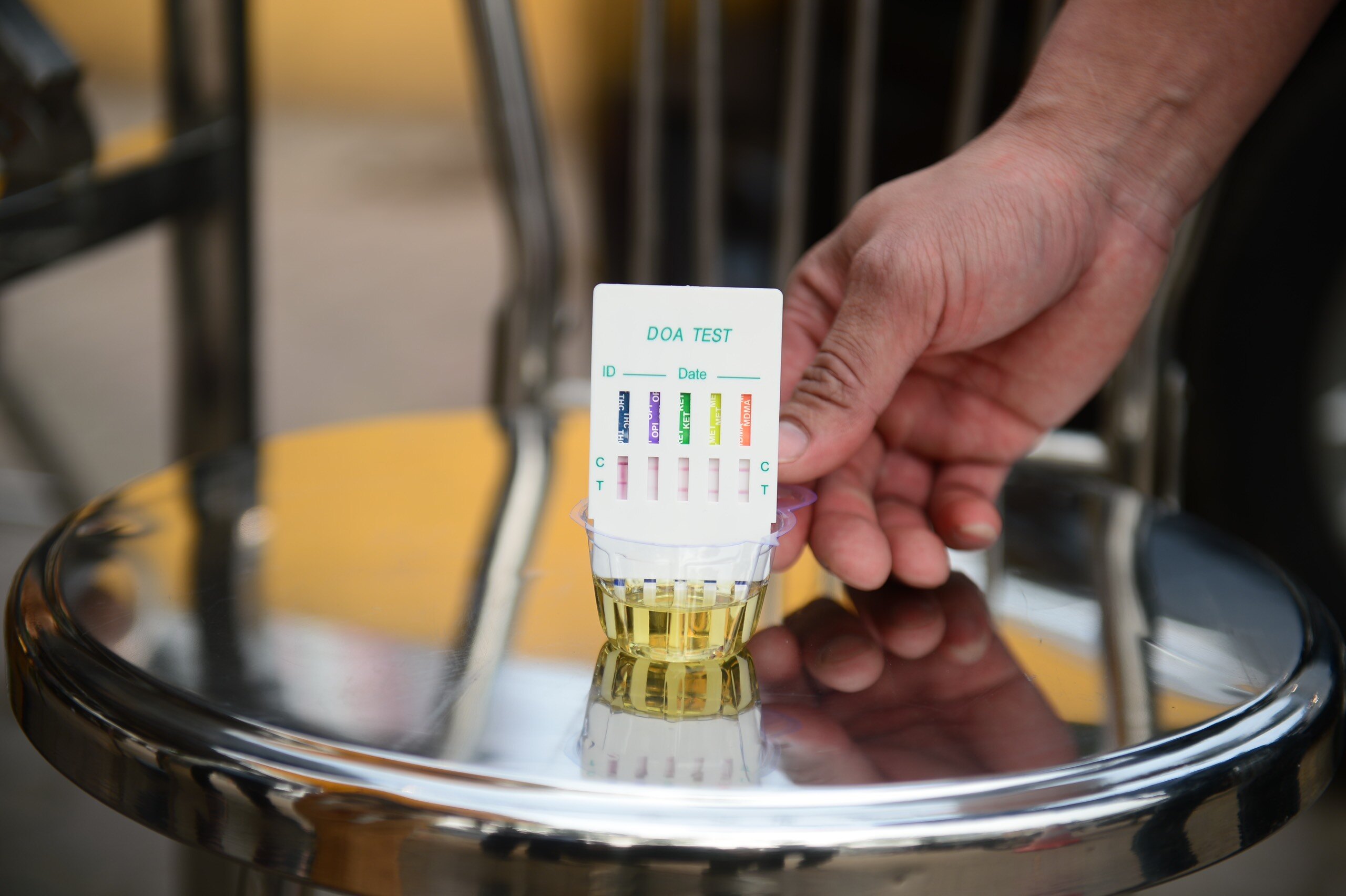 Qua test nhanh nồng độ cồn v&agrave; ma tu&yacute;, t&agrave;i xế T. cũng kh&ocirc;ng vi phạm.