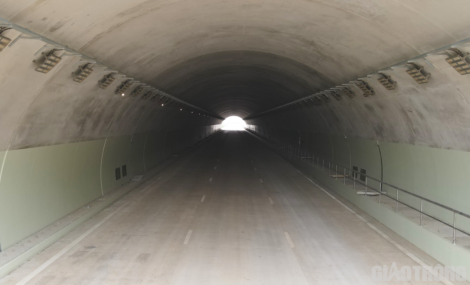 Hầm Tam Điệp được thiết kế gồm hai ống hầm với chiều d&agrave;i 245m, quy m&ocirc; 3 l&agrave;n xe cơ giới đ&atilde; sẵn s&agrave;ng phục vụ th&ocirc;ng tuyến đồng bộ