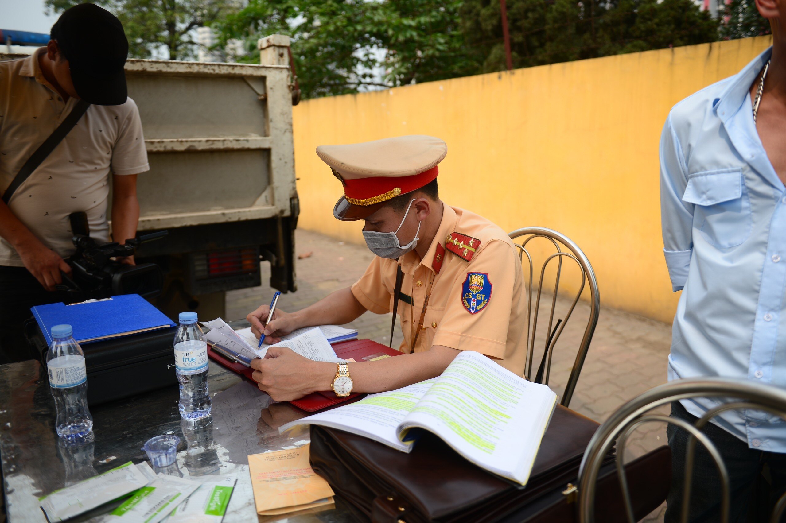 Với vi phạm n&agrave;y, t&agrave;i xế T. bị xử phạt 900 ngh&igrave;n đồng.