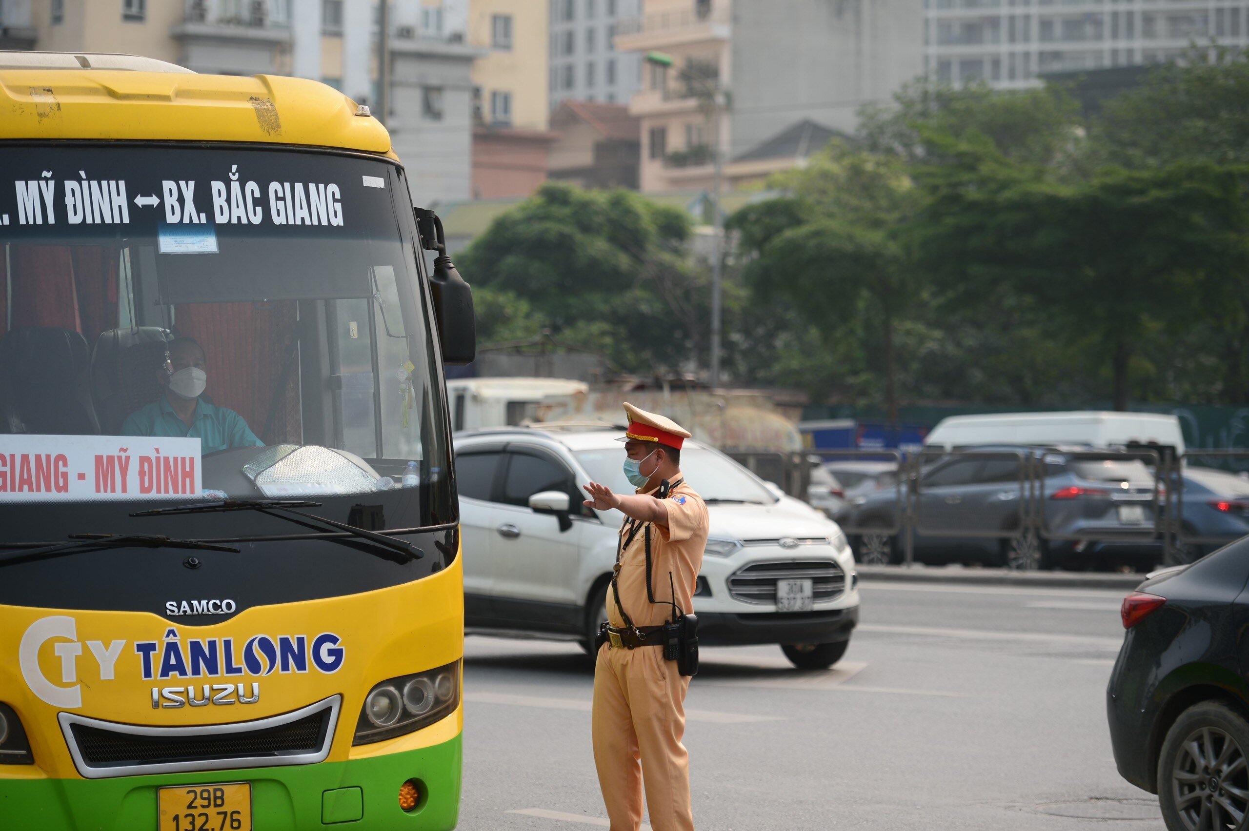 H&agrave;nh kh&aacute;ch Nguyễn Văn Quang (Bắc Giang) cho biết, việc kiểm tra nồng độ cồn v&agrave; ma t&uacute;y đối với những l&aacute;i xe kh&aacute;ch l&agrave; rất cần thiết để kh&ocirc;ng chỉ đảm bảo an to&agrave;n cho h&agrave;nh kh&aacute;ch m&agrave; c&ograve;n đảm bảo cho người tham gia giao th&ocirc;ng kh&aacute;c.