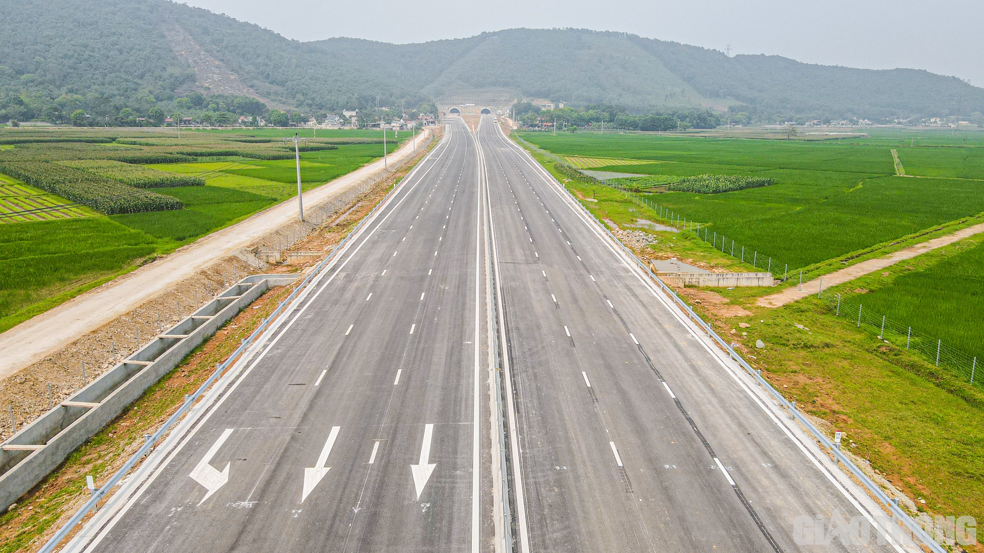 Cao tốc Bắc - Nam đoạn Mai Sơn - QL45 c&oacute; tổng chiều d&agrave;i hơn 63km. Giai đoạn ph&acirc;n kỳ, tuyến cao tốc được đầu tư với quy m&ocirc; 4 l&agrave;n xe hạn chế, bề rộng nền đường 17m, vận tốc thiết kế 80km/h. Giai đoạn ho&agrave;n chỉnh, tuyến cao tốc được đầu tư quy m&ocirc; 6 l&agrave;n xe, nền đường rộng 32,25m, vận tốc thiết kế 120km/h