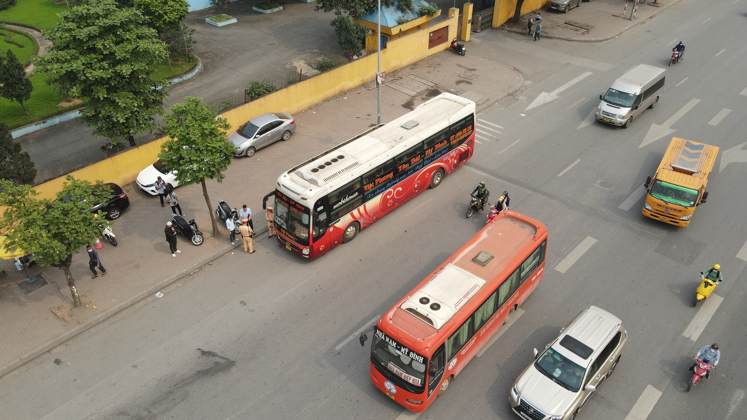 C&aacute;c xe chạy chậm như "r&ugrave;a b&ograve;", bắt kh&aacute;ch dọc đường cũng bị Tổ c&ocirc;ng t&aacute;c nhanh ch&oacute;ng ph&aacute;t hiện, xử l&yacute;.