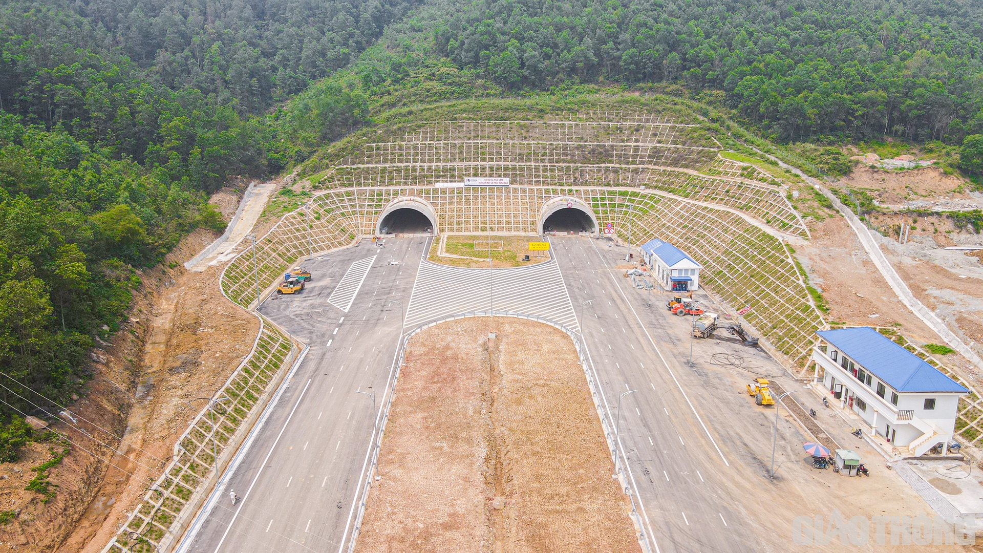 C&aacute;ch đ&oacute; kh&ocirc;ng xa, hầm Thung Thi - c&ocirc;ng tr&igrave;nh hầm lớn nhất cao tốc Mai Sơn - QL45 với chiều d&agrave;i 680m đang cấp tập ho&agrave;n thiện hạng mục ITS v&agrave; hệ thống cơ điện, đảm bảo đầy đủ điều kiện an to&agrave;n, phục vụ người d&acirc;n trong những ng&agrave;y tới