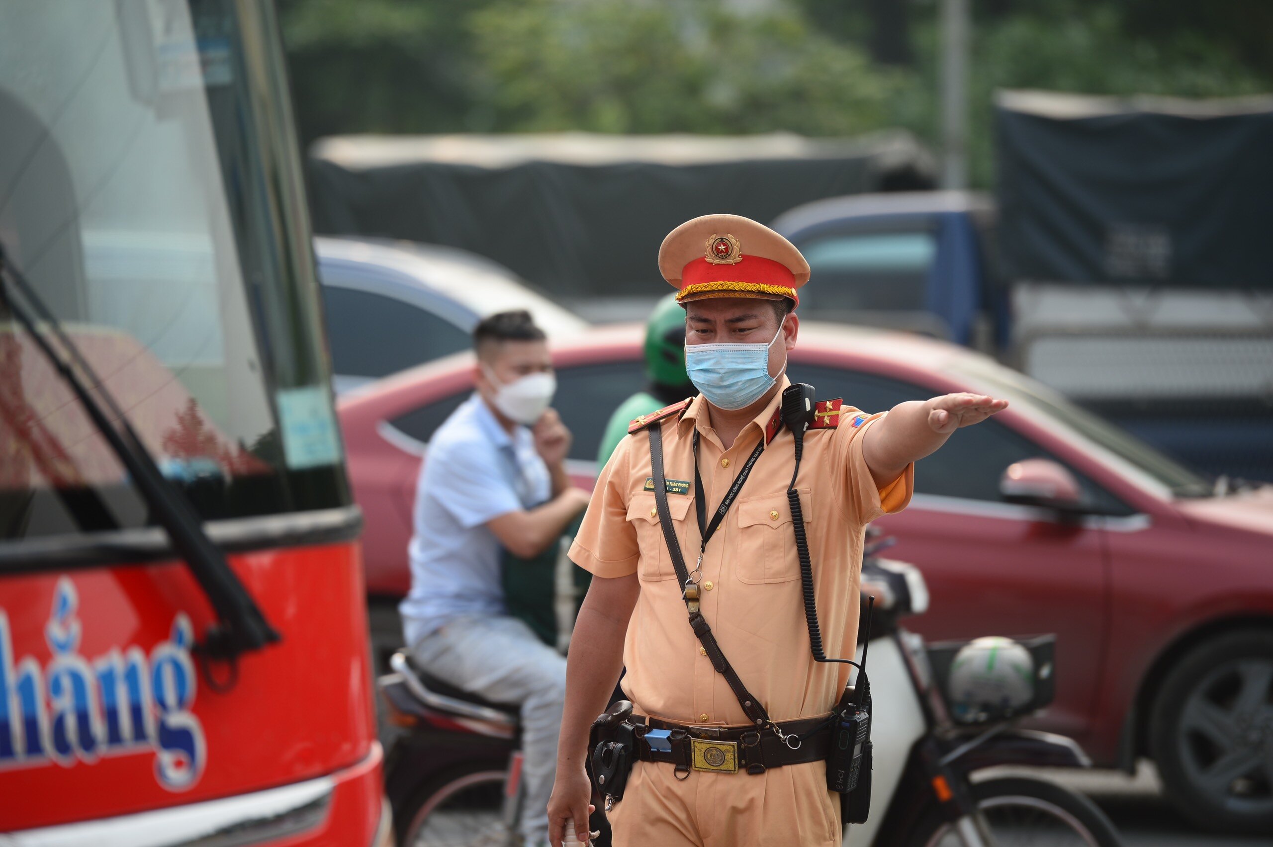 Trao đổi với PV B&aacute;o Giao th&ocirc;ng, Thiếu t&aacute; Trần Quang Chinh, Ph&oacute; Đội trưởng Đội CSGT số 6 cho biết, đặc th&ugrave; địa b&agrave;n của đơn vị quản l&yacute; c&oacute; tuyến v&agrave;nh đai, nhiều xe kh&aacute;ch li&ecirc;n tỉnh chạy qua v&agrave; c&oacute; bến xe Mỹ Đ&igrave;nh n&ecirc;n hoạt động kiểm tra vi phạm xe kh&aacute;ch được thực hiện li&ecirc;n tục.