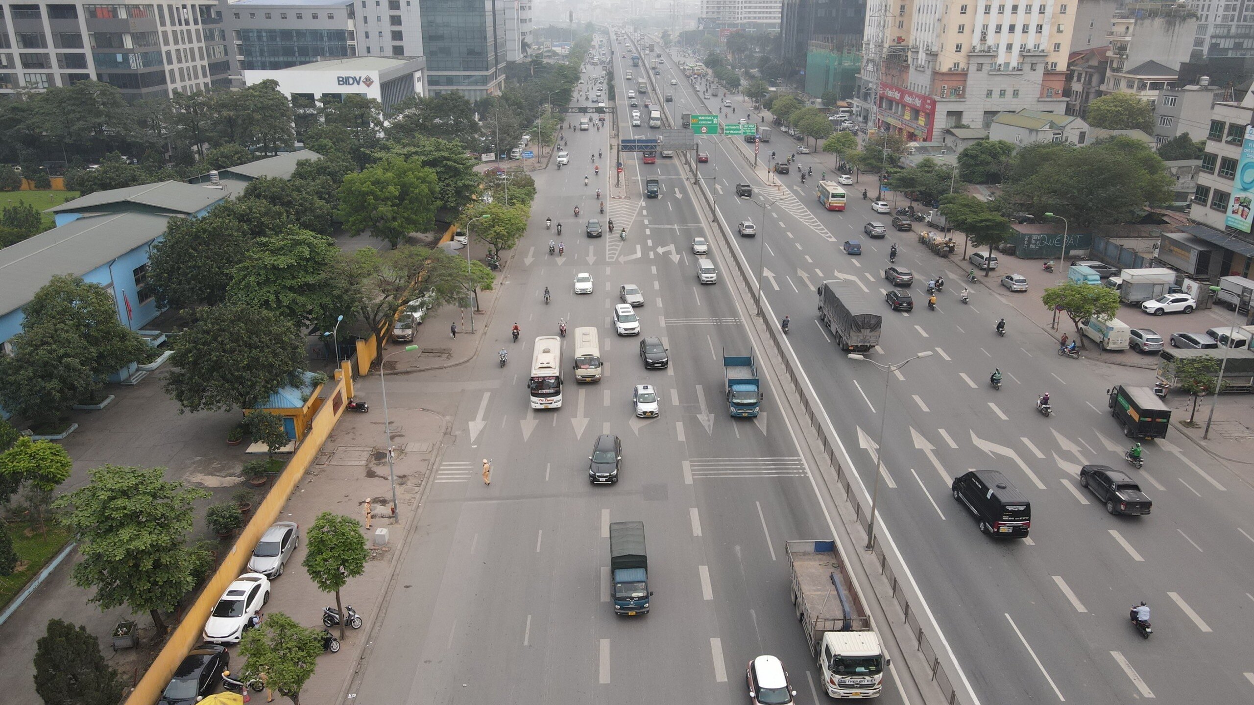 "Đặc biệt, c&ograve;n khoảng hơn 1 tuần l&agrave; đến kỳ nghỉ lễ 30/4- 1/5, đơn vị sẽ tiếp tục tăng cường kiểm tra c&aacute;c vi phạm giao th&ocirc;ng, ch&uacute; trọng tới c&aacute;c xe kh&aacute;ch vi phạm để đảm bảo người tham gia giao th&ocirc;ng c&oacute; kỳ nghỉ lễ vui vẻ, an to&agrave;n", &ocirc;ng Chinh n&oacute;i.