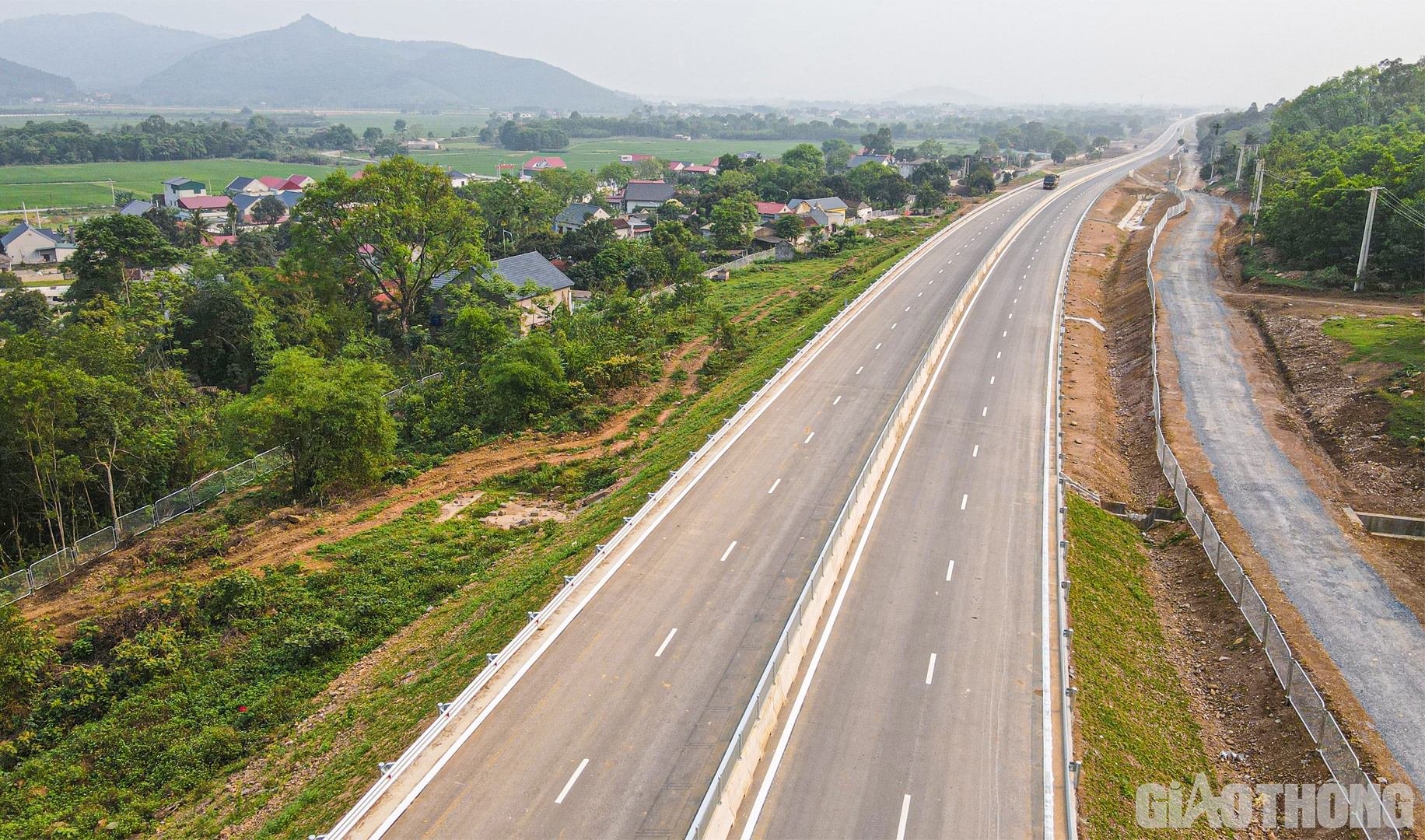 &Ocirc;ng Trần Quang Hoạt, Ph&oacute; gi&aacute;m đốc Ban điều h&agrave;nh Trường Sơn ph&iacute;a Bắc - Tổng c&ocirc;ng ty X&acirc;y dựng Trường Sơn cho biết, tr&ecirc;n phạm vi 9,8km đường, 3 cầu tuyến ch&iacute;nh, 2 cầu vượt ngang v&agrave; 11 hầm chui d&acirc;n sinh thuộc g&oacute;i thầu 13-XL, t&iacute;nh đến nay, li&ecirc;n danh nh&agrave; thầu đ&atilde; ho&agrave;n th&agrave;nh 98% gi&aacute; trị c&aacute;c hợp đồng