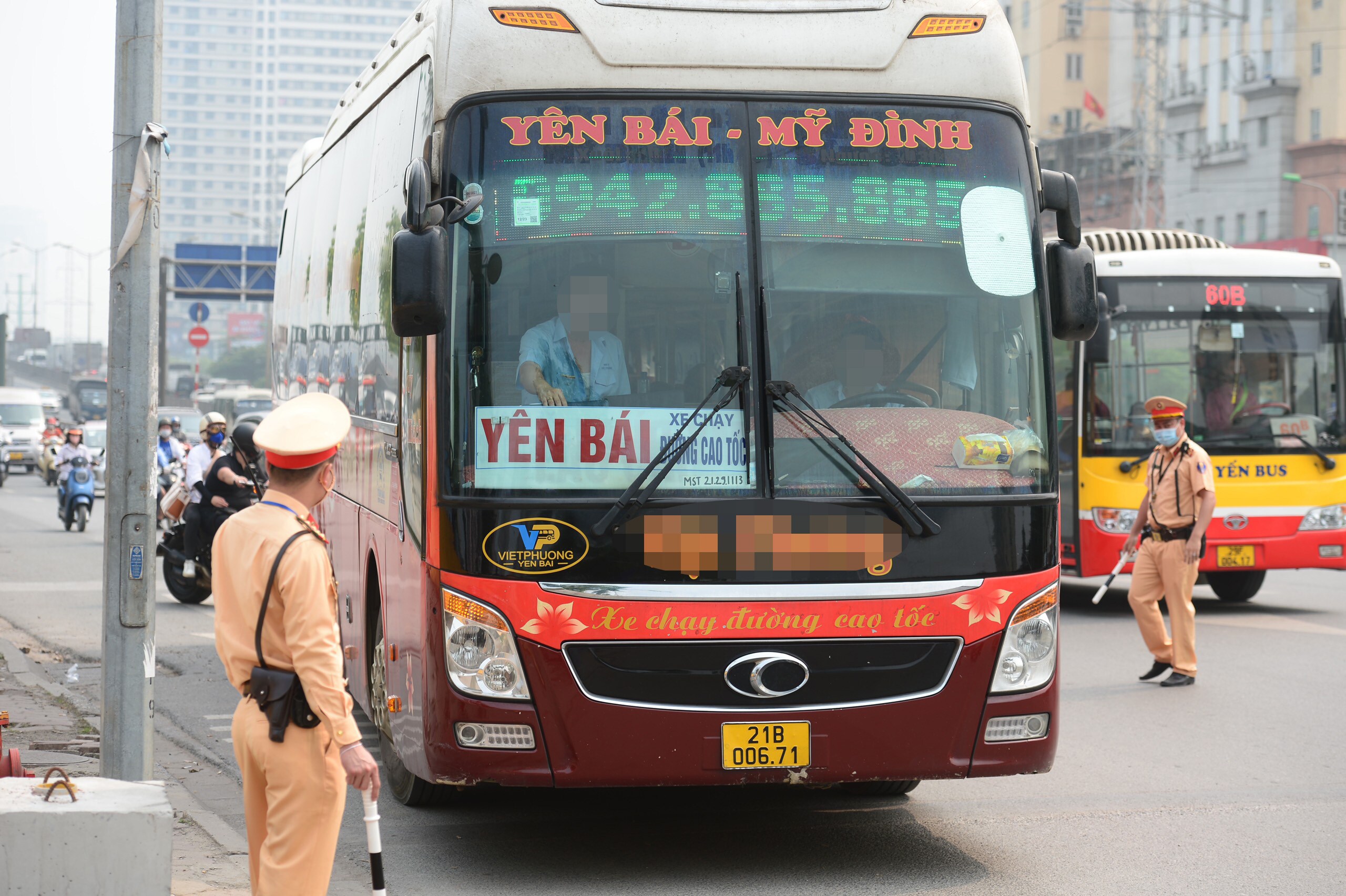 Khoảng 15h30&rsquo;, nhận được tin b&aacute;o từ xa, xe kh&aacute;ch mang BKS 21B-006.71 dừng đỗ đ&oacute;n trả kh&aacute;ch kh&ocirc;ng đ&uacute;ng quy định, Tổ c&ocirc;ng t&aacute;c đ&atilde; ra dấu hiệu dừng xe để kiểm tra, xử l&yacute; vi phạm.