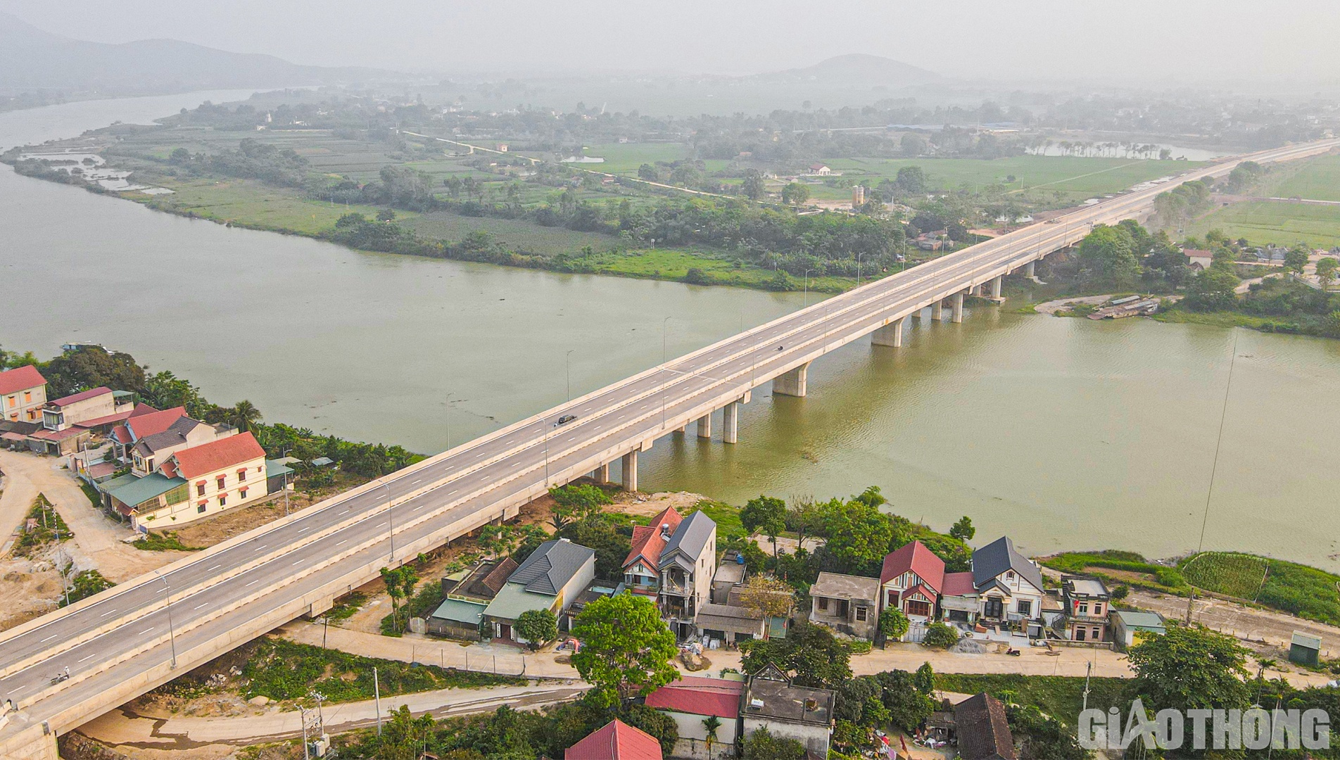 H&igrave;nh ảnh cầu Vĩnh An bắc qua s&ocirc;ng M&atilde; từ tr&ecirc;n cao