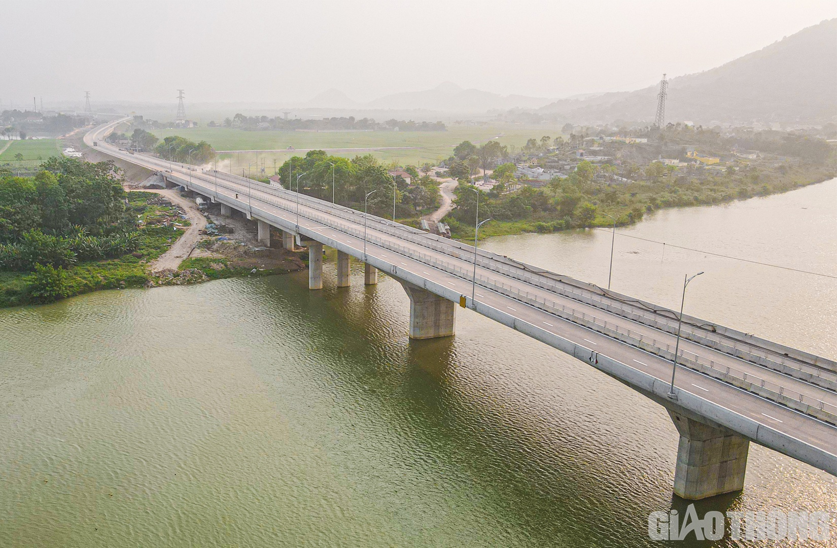 Nằm tr&ecirc;n g&oacute;i thầu 13-XL, c&ocirc;ng tr&igrave;nh cầu Vĩnh An do C&ocirc;ng ty CP Đầu tư v&agrave; X&acirc;y dựng giao th&ocirc;ng Phương Th&agrave;nh thi c&ocirc;ng cũng đ&atilde; cơ bản ho&agrave;n thiện, chờ ng&agrave;y th&ocirc;ng xe