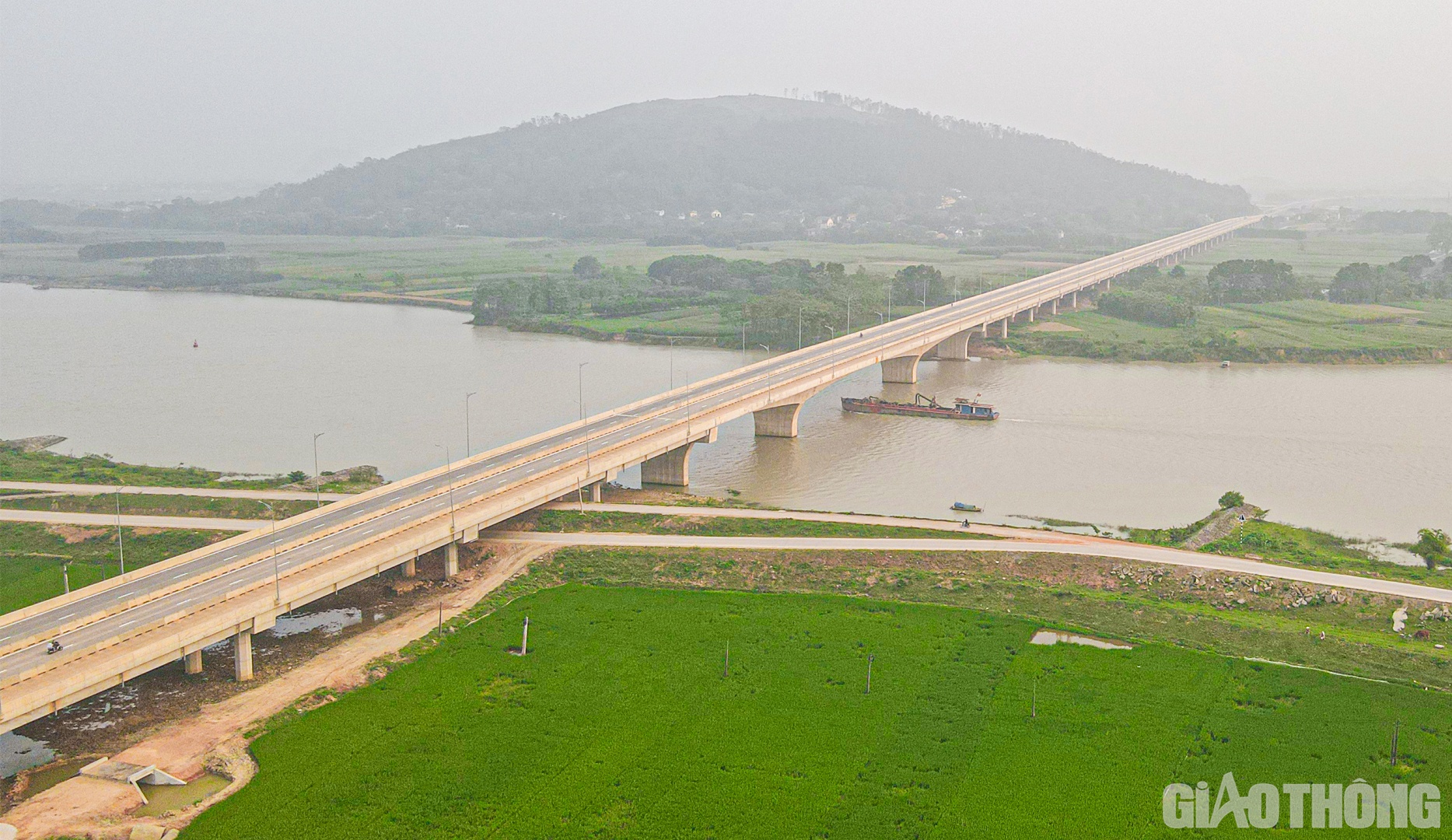 Hạng mục c&ocirc;ng tr&igrave;nh cầu N&uacute;i Đọ do li&ecirc;n danh nh&agrave; thầu Vinaconex - Trung Nam E&C thi c&ocirc;ng x&acirc;y dựng cũng đ&atilde; đi đến c&aacute;c hạng mục cuối c&ugrave;ng để chờ ng&agrave;y th&ocirc;ng xe, phục vụ người d&acirc;n