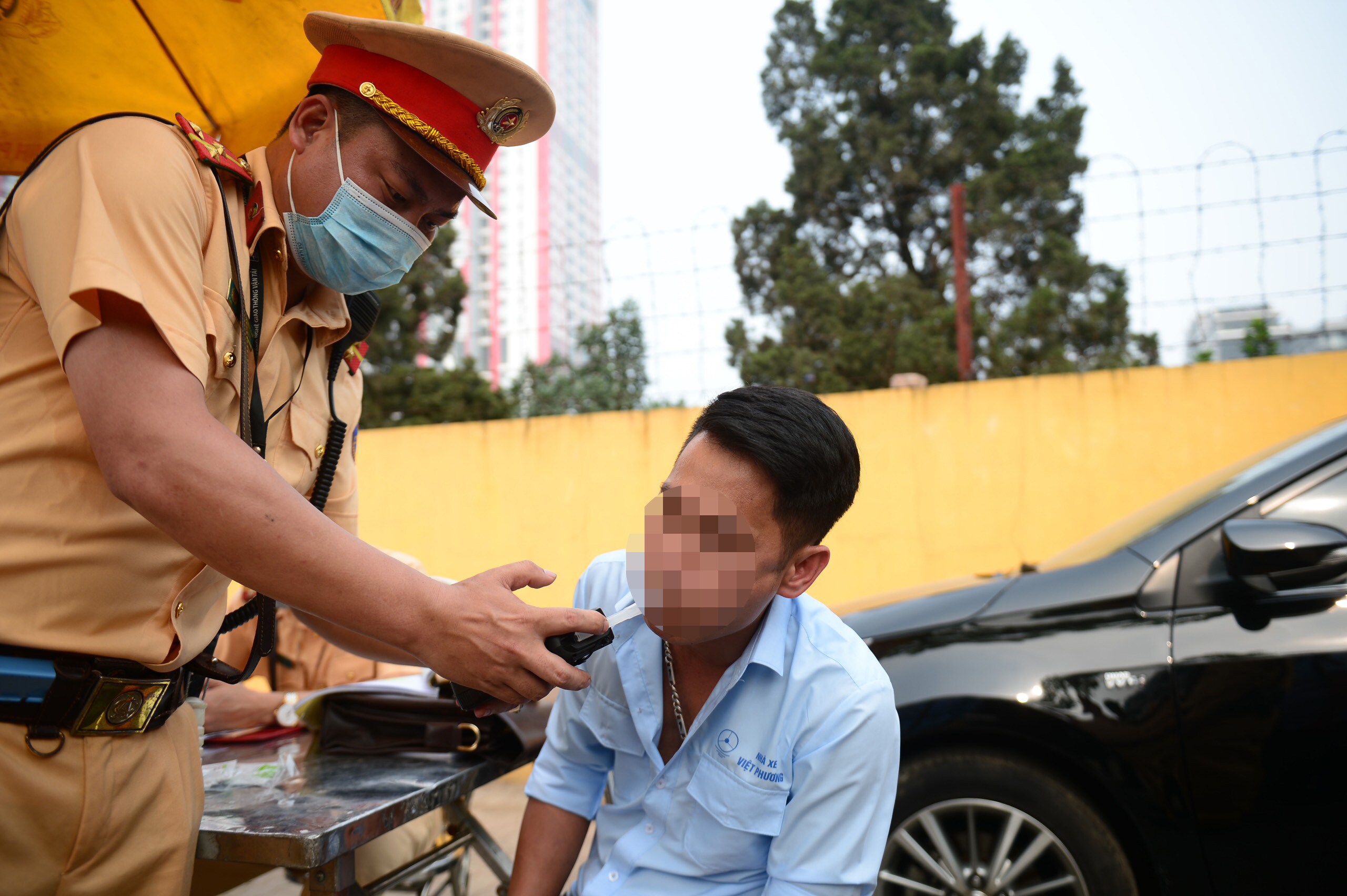 Sau khi dừng xe, c&aacute;c c&aacute;n bộ c&ocirc;ng an thuộc Đội CSGT số 6 tiến h&agrave;nh kiểm tra giấy tờ của l&aacute;i xe, đồng thời test nồng độ cồn v&agrave; kiểm tra ma tu&yacute;.