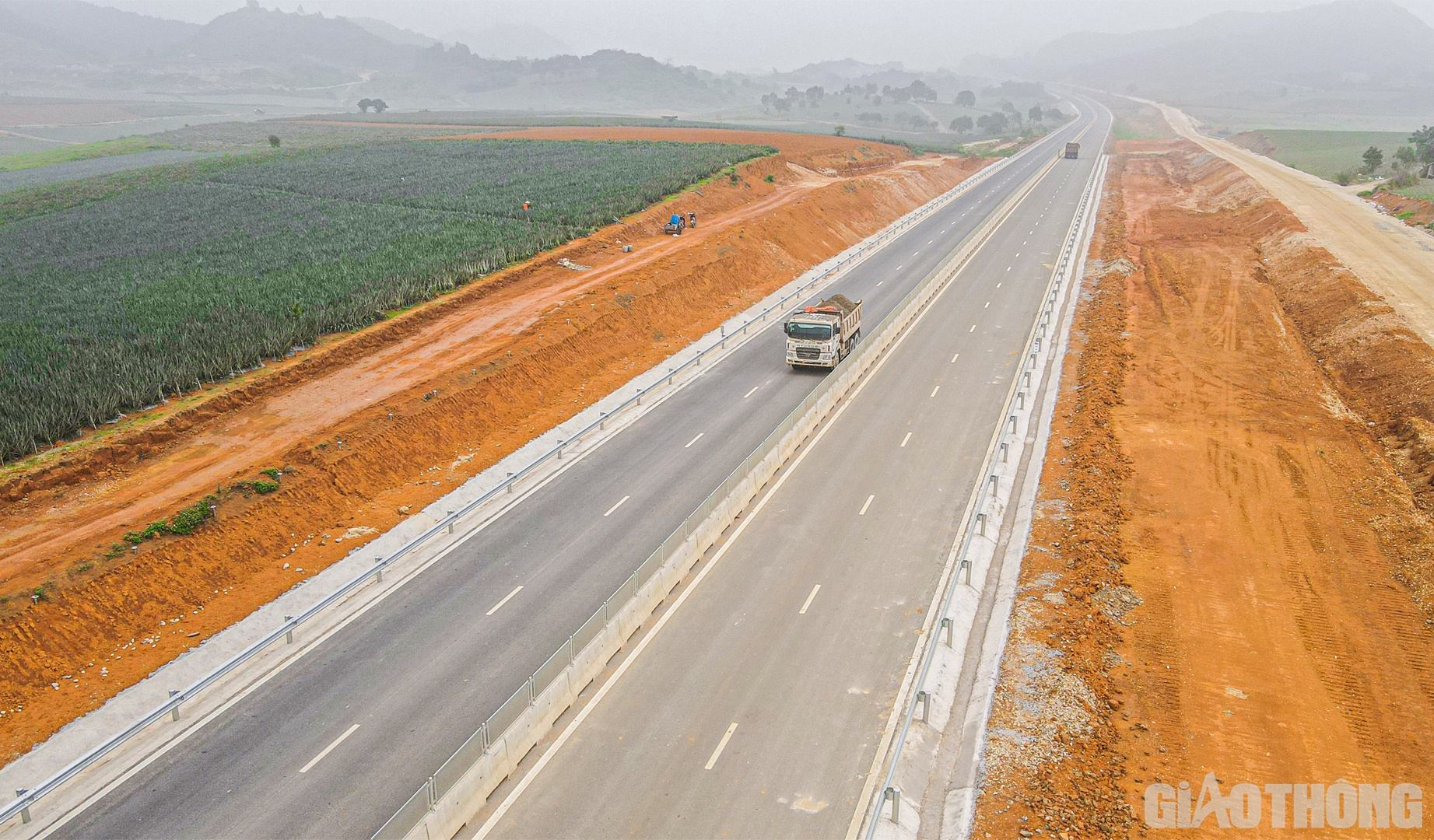 Những ng&agrave;y cuối th&aacute;ng 4/2023, vắt ngang qua địa b&agrave;n hai tỉnh Ninh B&igrave;nh, Thanh H&oacute;a, tuyến cao tốc Bắc - Nam đoạn Mai Sơn - QL45 đang dần ho&agrave;n thiện, sẵn s&agrave;ng phục vụ người d&acirc;n lưu th&ocirc;ng ngay trong dịp nghỉ lễ 30/4 - 1/5