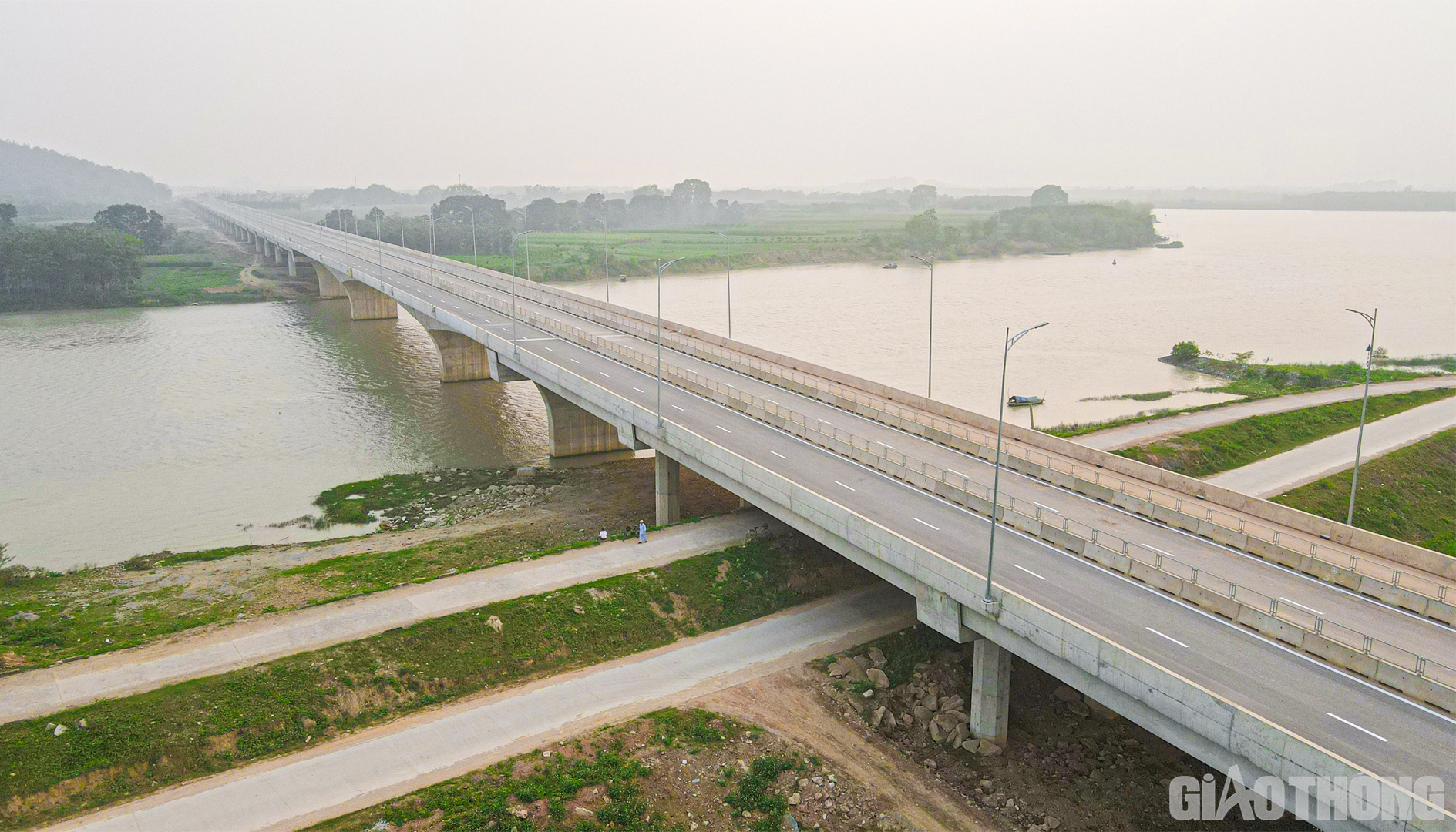 C&ocirc;ng tr&igrave;nh cầu n&uacute;i Đọ tr&ecirc;n tuyến cao tốc Bắc - Nam đoạn Mai Sơn - QL45 đưa v&agrave;o khai th&aacute;c gi&uacute;p người d&acirc;n hai b&ecirc;n bờ s&ocirc;ng Chu x&oacute;a được cảnh chờ ph&agrave; v&agrave; nơm nớp lo sợ mất ATGT mỗi khi di chuyển tr&ecirc;n ph&agrave;