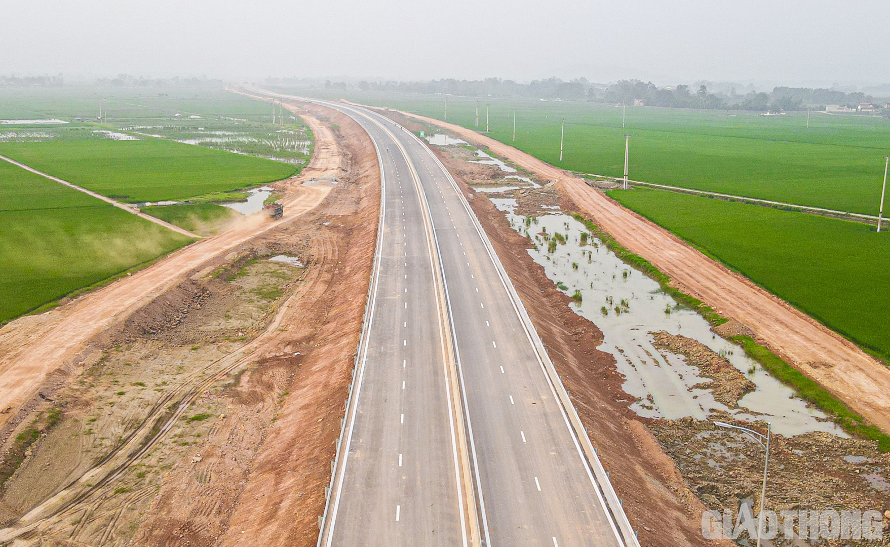 Tr&ecirc;n g&oacute;i thầu 14-XL, ghi nhận của PV B&aacute;o Giao th&ocirc;ng cho thấy, tuyến ch&iacute;nh từ đầu g&oacute;i thầu đến n&uacute;t giao Đ&ocirc;ng Xu&acirc;n (điểm cuối đoạn tuyến th&ocirc;ng xe dịp 30/4 của cao tốc Mai Sơn - QL45) đ&atilde; cơ bản ho&agrave;n thiện. Hệ thống ATGT đang được nh&agrave; thầu t&iacute;ch cực triển khai
