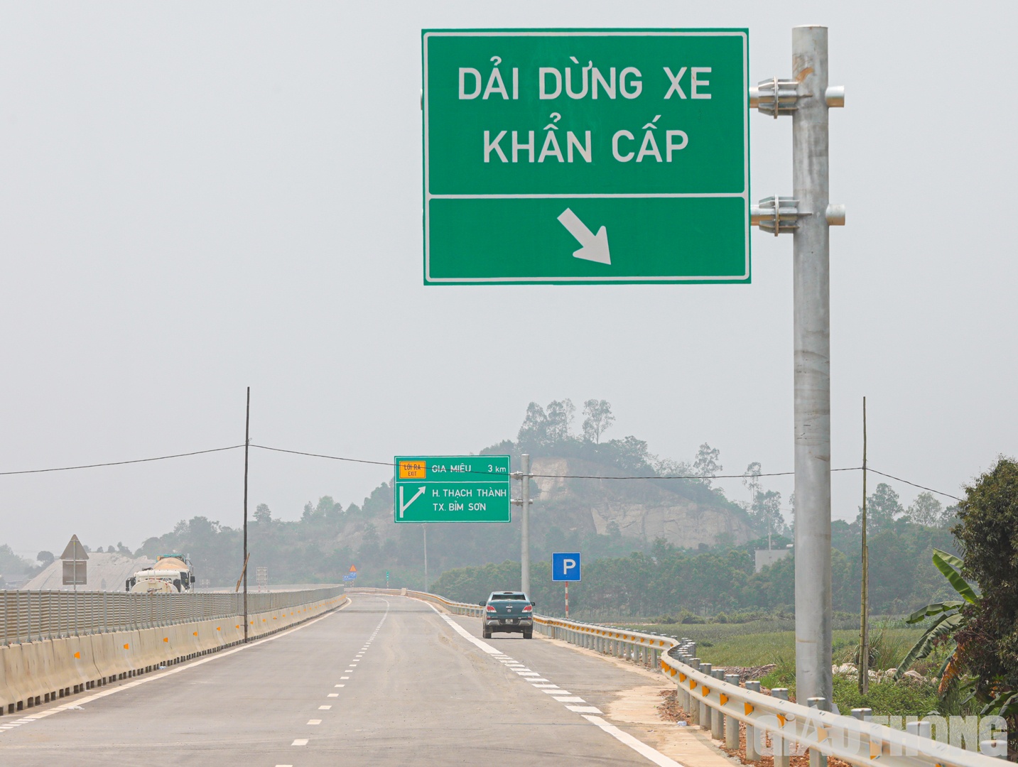 Dọc tuyến cao tốc Bắc - Nam qua Ninh B&igrave;nh, Thanh H&oacute;a, c&aacute;c dải dừng khẩn cấp cũng được bố tr&iacute; đầy đủ với khoảng c&aacute;ch 4 - 5km/dải dừng xe, phục vụ phương tiện lưu th&ocirc;ng an to&agrave;n khi tuyến đưa v&agrave;o khai th&aacute;c. Tr&ecirc;n to&agrave;n tuyến c&oacute; khoảng 25 điểm dừng khẩn cấp