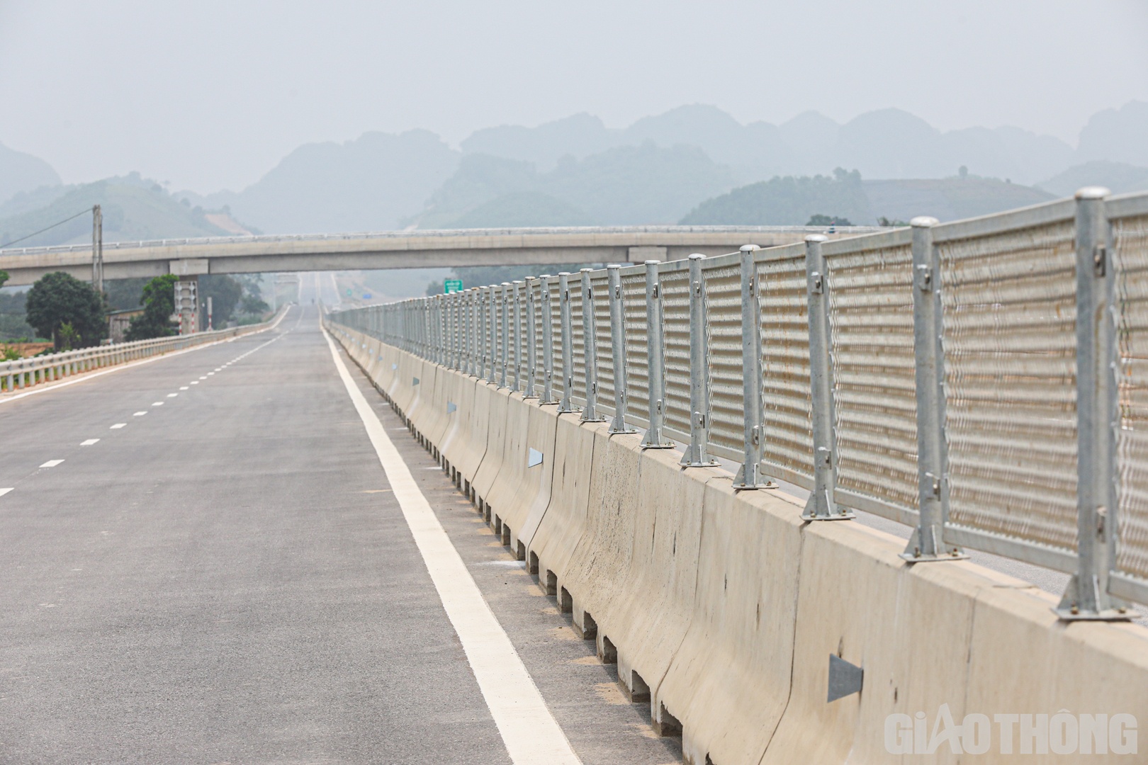 &ldquo;Với điều kiện thời tiết thuận lợi, Ban điều h&agrave;nh dự &aacute;n đang chỉ đạo c&aacute;c nh&agrave; thầu tiếp tục tăng ca, tăng k&iacute;p, ho&agrave;n thiện c&aacute;c hạng mục đ&aacute;p ứng đ&uacute;ng y&ecirc;u cầu của Hội đồng kiểm tra Nh&agrave; nước trong qu&aacute; tr&igrave;nh nghiệm thu. Ri&ecirc;ng hai c&ocirc;ng tr&igrave;nh hầm xuy&ecirc;n n&uacute;i trọng yếu tr&ecirc;n tuyến, ch&uacute;ng t&ocirc;i cũng đang t&iacute;ch cực phối hợp với cơ quan c&oacute; thẩm quyền l&agrave;m thủ tục nghiệm thu theo đ&uacute;ng quy định, đảm bảo tất cả điều kiện đưa tuyến v&agrave;o khai th&aacute;c&rdquo;, &ocirc;ng Long n&oacute;i