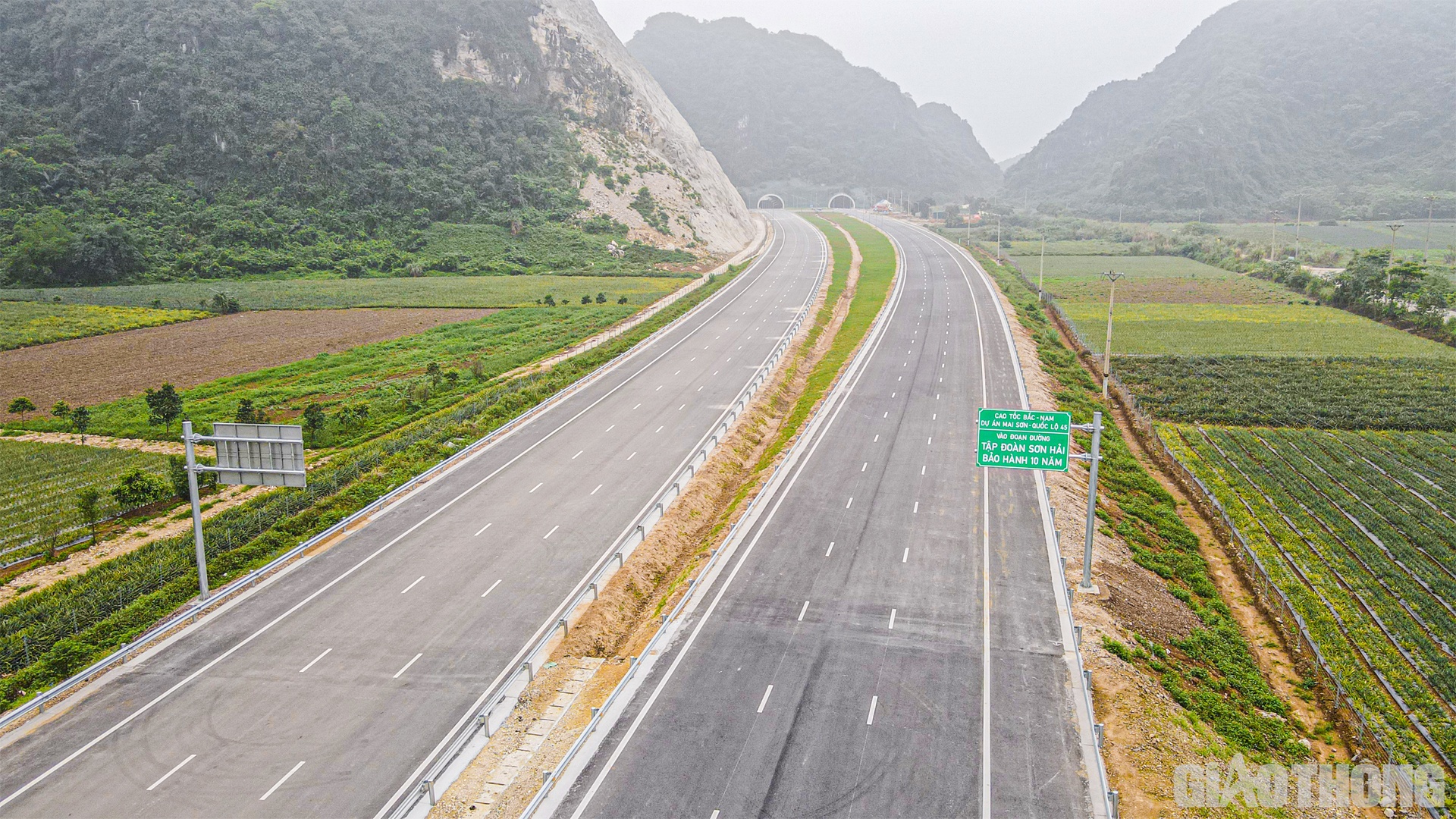 Hướng đi hầm Tam Điệp - c&ocirc;ng tr&igrave;nh hầm đầu ti&ecirc;n tr&ecirc;n tuyến cao tốc Bắc - Nam (theo chiều từ Bắc đến Nam) thuộc dự &aacute;n Mai Sơn - QL45
