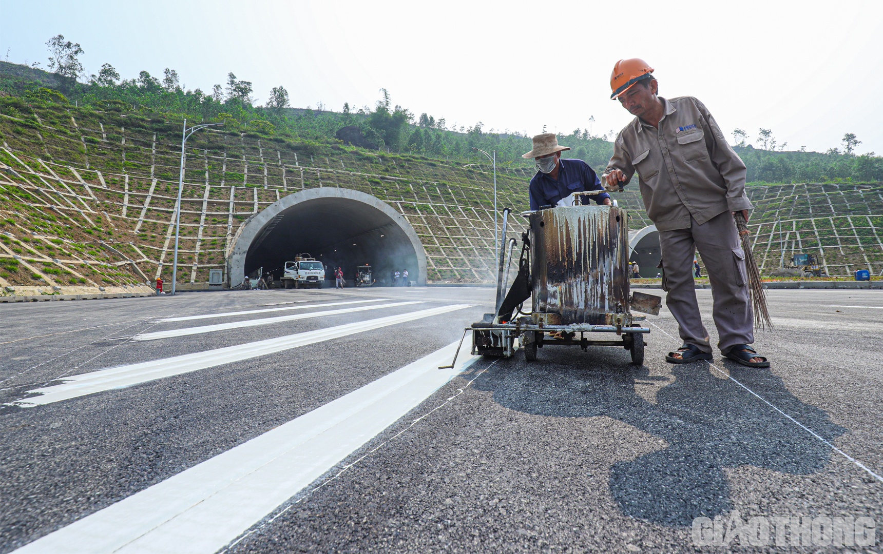 C&ocirc;ng nh&acirc;n thi c&ocirc;ng kẻ vẽ mặt đường tại khu vực đường hai b&ecirc;n hầm Thung Thi