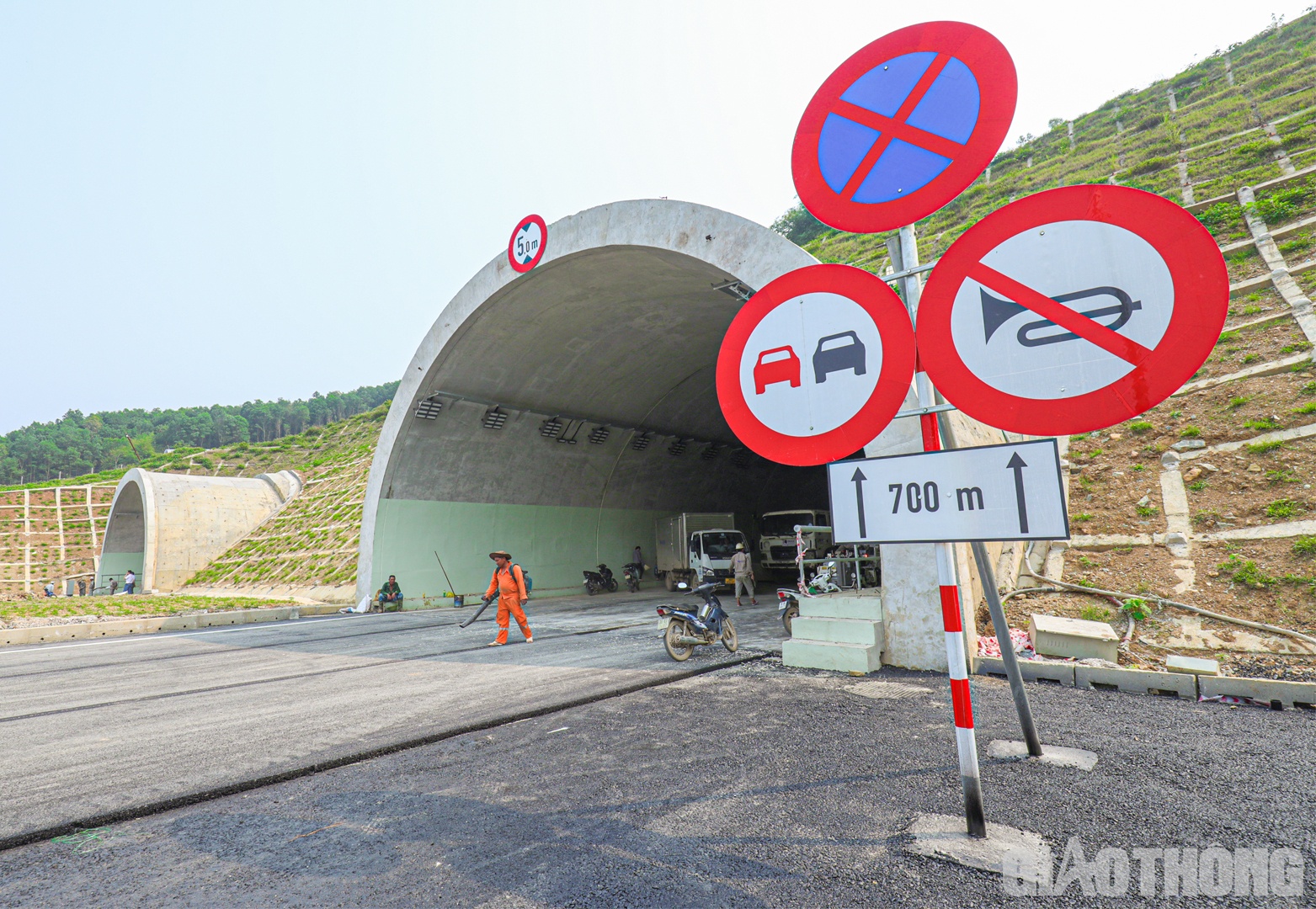 Đại diện Ban điều h&agrave;nh g&oacute;i thầu 12-XL cho biết, thời điểm hiện tại, tổng sản lượng thi c&ocirc;ng của g&oacute;i thầu đ&atilde; được Tập đo&agrave;n Đ&egrave;o Cả v&agrave; c&aacute;c đơn vị li&ecirc;n danh ho&agrave;n th&agrave;nh 98% gi&aacute; trị hợp đồng. Khối lượng c&ocirc;ng việc c&ograve;n lại tập trung v&agrave;o c&aacute;c hạng mục: ITS, cơ điện, thanh thải... Tất cả lượng c&ocirc;ng việc n&agrave;y sẽ c&aacute;n đ&iacute;ch trước ng&agrave;y 25/4/2023 để b&agrave;n giao cho chủ đầu tư