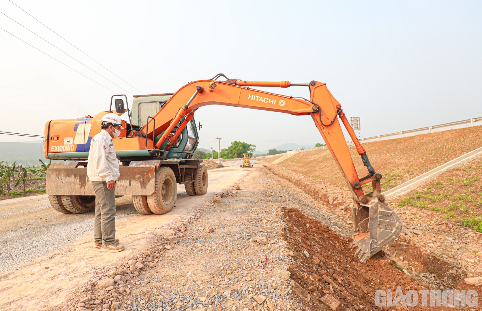 &ldquo;To&agrave;n bộ c&ocirc;ng tr&igrave;nh thuộc g&oacute;i thầu sẽ được li&ecirc;n danh nh&agrave; thầu ho&agrave;n thiện, b&agrave;n giao cho chủ đầu tư trước ng&agrave;y 25/4&rdquo;, &ocirc;ng Hoạt th&ocirc;ng tin (Trong ảnh: Tổng c&ocirc;ng ty X&acirc;y dựng Trường Sơn dồn lực thi c&ocirc;ng 4km đường gom, kịp thời đưa v&agrave;o khai th&aacute;c dịp 30/4)