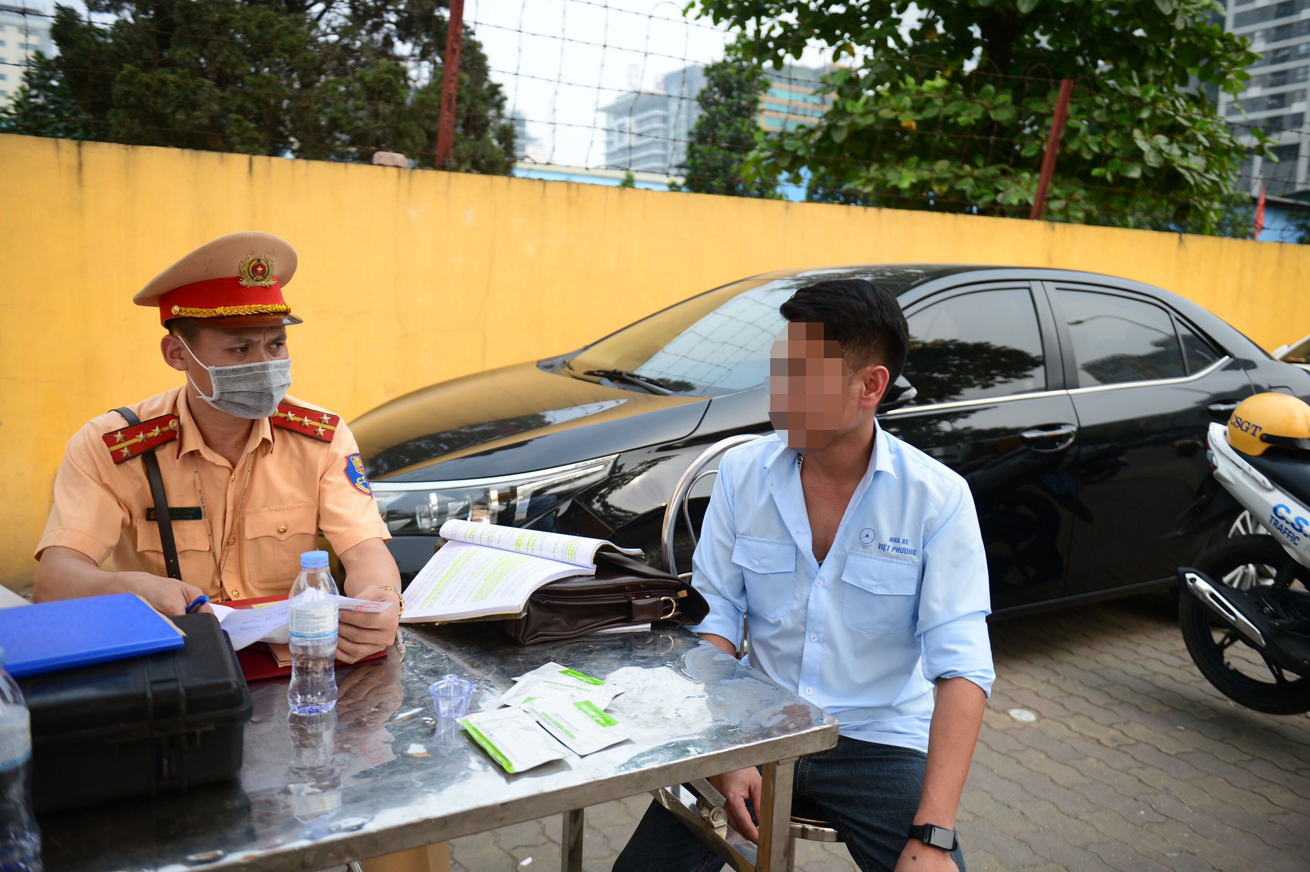 T&agrave;i xế L&ograve; Văn L. chia sẻ: "T&ocirc;i thấy việc kiểm tra nồng độ cồn v&agrave; ma tu&yacute; l&agrave; rất ch&iacute;nh x&aacute;c. Việc n&agrave;y gi&uacute;p đảm bảo an to&agrave;n giao th&ocirc;ng cho h&agrave;nh kh&aacute;ch v&agrave; cho người d&acirc;n, nhất l&agrave; v&agrave;o c&aacute;c dịp lễ, Tết".