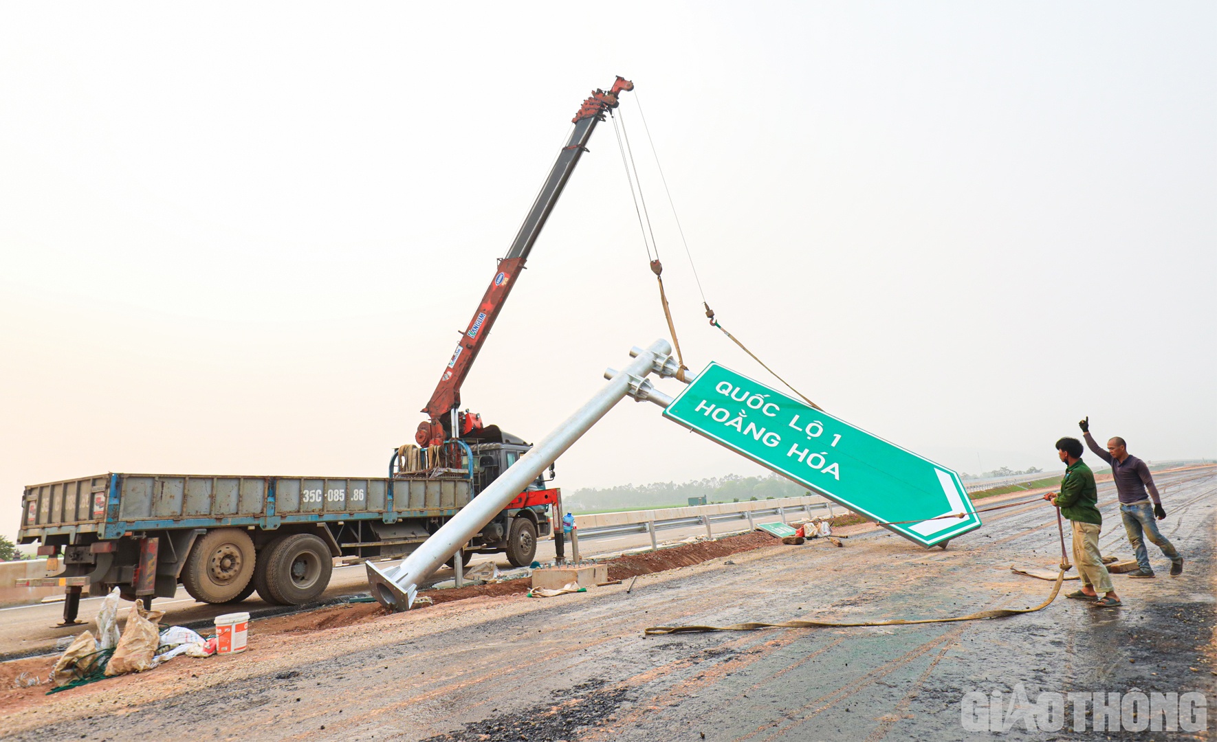 &Ocirc;ng Lương Văn Long, Gi&aacute;m đốc Ban điều h&agrave;nh dự &aacute;n (thuộc Ban QLDA Thăng Long) cho biết, trong những ng&agrave;y cuối c&ugrave;ng, khối lượng c&ocirc;ng việc c&ograve;n lại tại dự &aacute;n chủ yếu tập trung v&agrave;o hạng mục ATGT v&agrave; c&ocirc;ng t&aacute;c ho&agrave;n thiện. Khối lượng tuy kh&ocirc;ng lớn nhưng nhỏ lẻ, cần phải chăm ch&uacute;t, thi c&ocirc;ng cẩn thận để tạo mỹ quan cho tuyến cao tốc trọng điểm