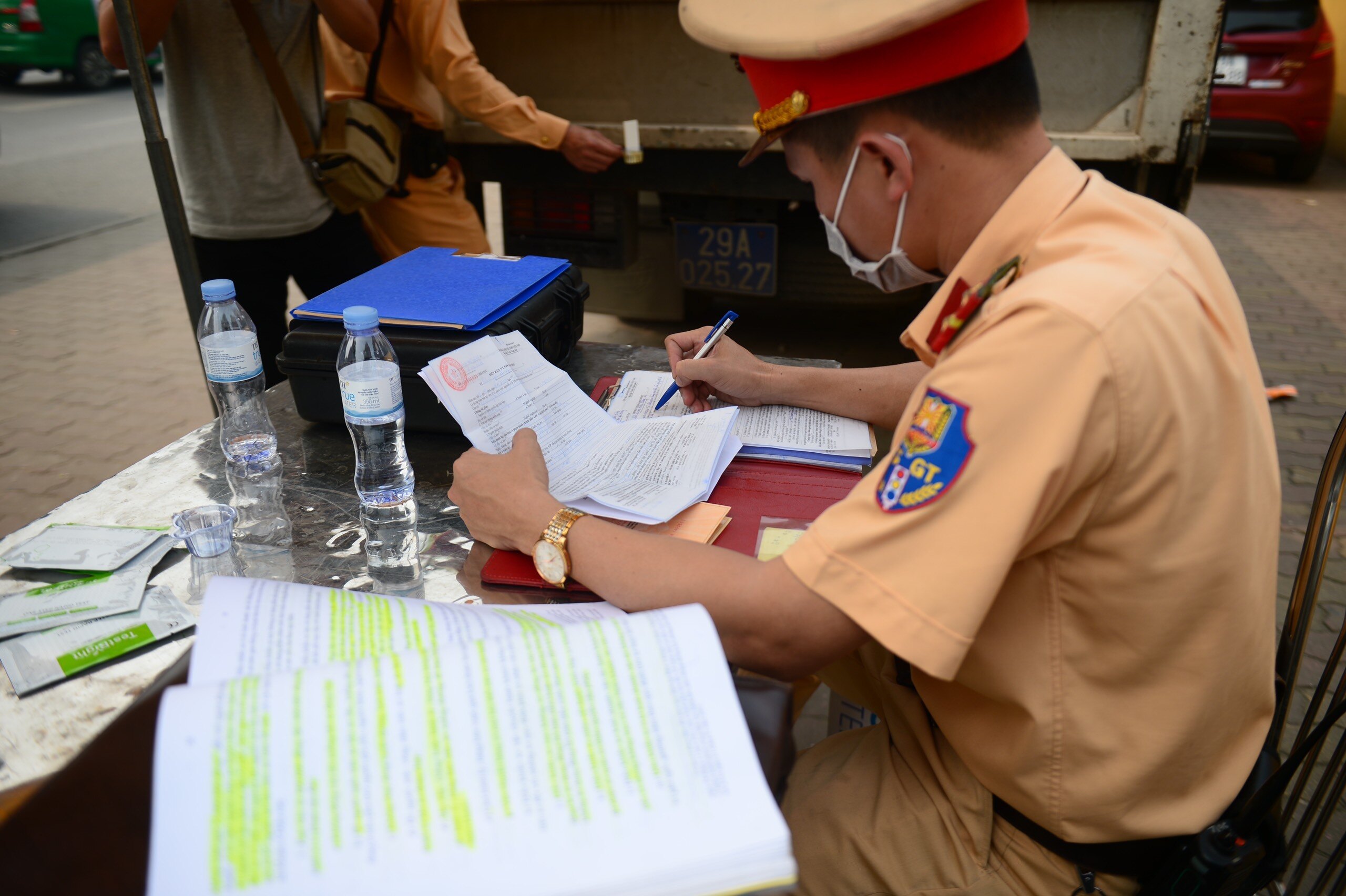 Với lỗi vi phạm đ&oacute;n trả kh&aacute;ch kh&ocirc;ng đ&uacute;ng quy định, t&agrave;i xế n&agrave;y bị phạt 1,5 triệu đồng v&agrave; tước GPLX 2 th&aacute;ng.