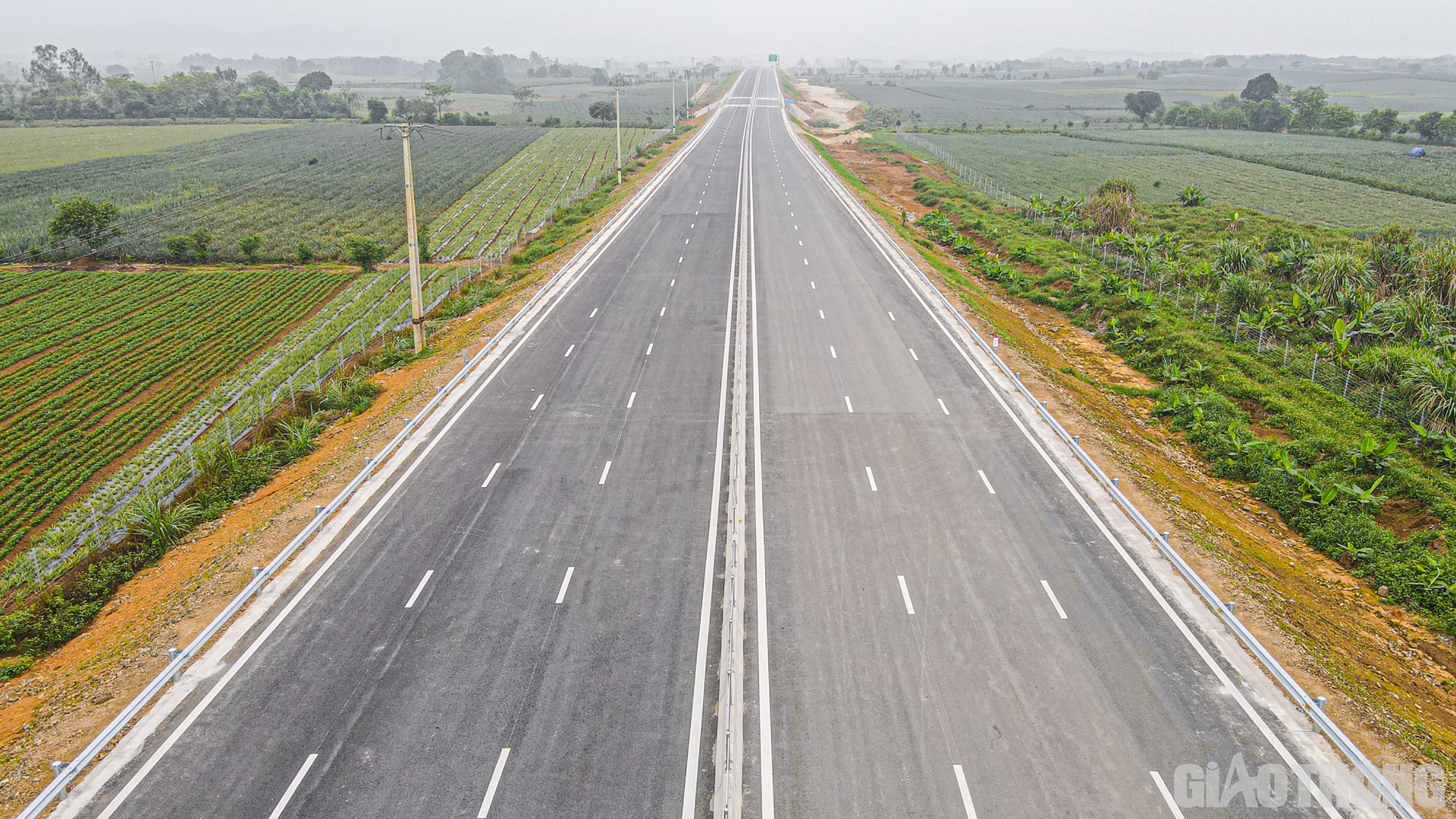 Tại g&oacute;i thầu 10-XL, hơn 15 km tuyến ch&iacute;nh đ&atilde; về đ&iacute;ch, c&aacute;c hạng mục ATGT, lắp đặt dải ph&acirc;n c&aacute;ch, hộ lan,&hellip; đ&atilde; được ho&agrave;n thiện