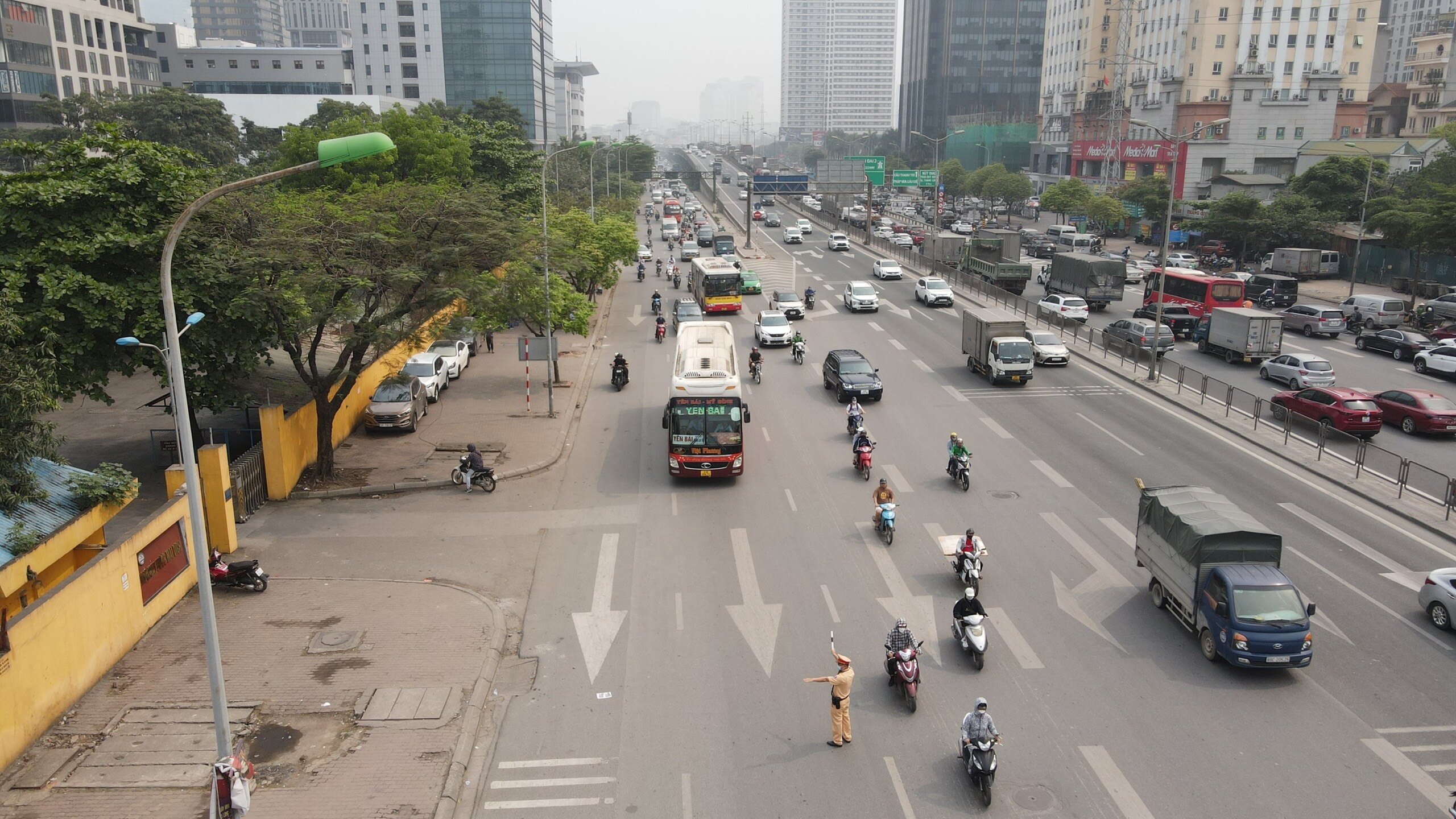 Khoảng 30&rsquo; sau, Tổ c&ocirc;ng t&aacute;c ph&aacute;t hiện xe kh&aacute;ch mang BKS 19B-066.80 do t&agrave;i xế Nguyễn Quang T. điều khiển đi với tốc độ "r&ugrave;a b&ograve;".