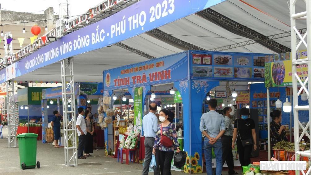 Hội chợ c&oacute; 250 gian h&agrave;ng với sự tham gia của 150 doanh nghiệp, hợp t&aacute;c x&atilde;, tổ chức x&uacute;c tiến thương mại, hiệp hội ng&agrave;nh h&agrave;ng, l&agrave;ng nghề,...