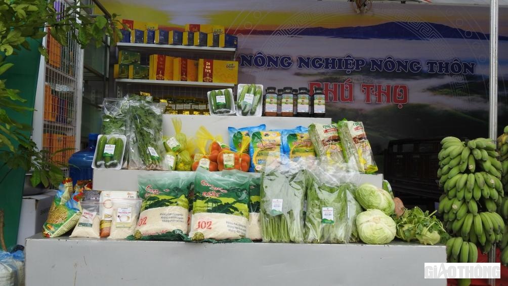 Ngo&agrave;i ra, hội chợ c&ograve;n b&agrave;y b&aacute;n c&aacute;c mặt h&agrave;ng n&ocirc;ng, l&acirc;m, thủy sản, lương thực, thực phẩm chế biến, thuốc bảo vệ thực vật, sản phẩm cơ kh&iacute;, m&aacute;y m&oacute;c phục vụ n&ocirc;ng nghiệp v&agrave; cơ giới h&oacute;a n&ocirc;ng th&ocirc;n.