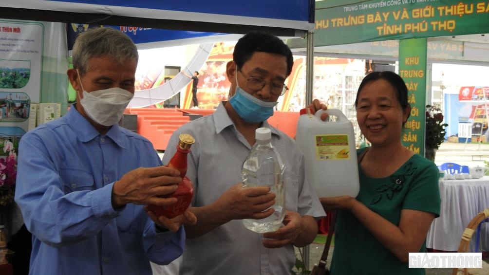 Chị B.T.L. chia sẻ: "Hội chợ C&ocirc;ng Thương Đ&ocirc;ng Bắc l&agrave; nơi quy tụ nhiều mặt h&agrave;ng, vừa gi&uacute;p người d&acirc;n v&agrave; du kh&aacute;ch đa dạng h&oacute;a chọn lựa sản phẩm, vừa l&agrave;m tăng độ nhận diện của thương hiệu giữa c&aacute;c tỉnh th&agrave;nh".
