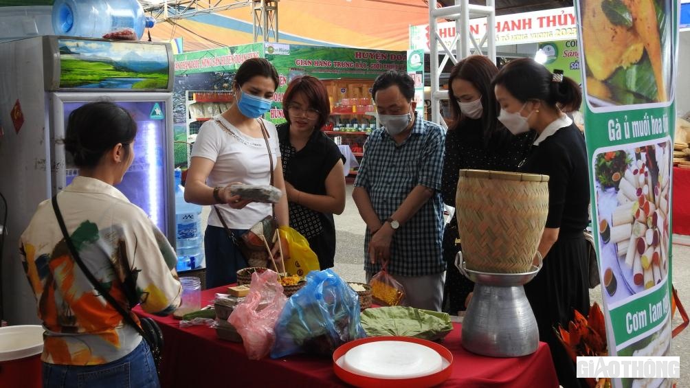 Đ&ocirc;ng đảo người d&acirc;n tham gia hội chợ, t&igrave;m hiểu c&aacute;c mặt h&agrave;ng.