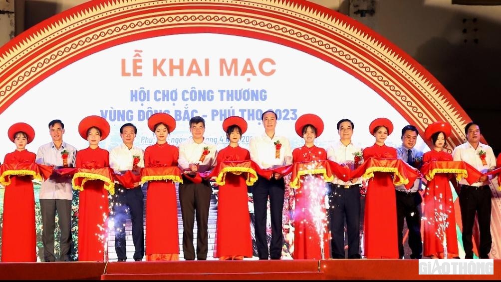 Trước đ&oacute;, v&agrave;o tối ng&agrave;y 24/4, tại S&acirc;n vận động Bảo Đ&agrave;, th&agrave;nh phố Việt Tr&igrave;, Sở C&ocirc;ng Thương tổ chức khai mạc Hội chợ C&ocirc;ng thương v&ugrave;ng Đ&ocirc;ng Bắc - Ph&uacute; Thọ 2023.