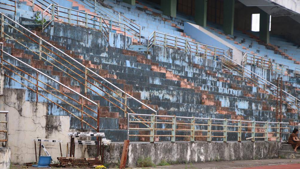 Ghi nhận của PV B&aacute;o Giao th&ocirc;ng, c&aacute;c hạng mục b&ecirc;n trong s&acirc;n vận động n&agrave;y đ&atilde; hư hỏng, xuống cấp. Mảnh đất v&agrave;ng giữa trung t&acirc;m Đ&agrave; Nẵng hoang h&oacute;a, kh&aacute;n đ&agrave;i r&ecirc;u mốc phủ đầy