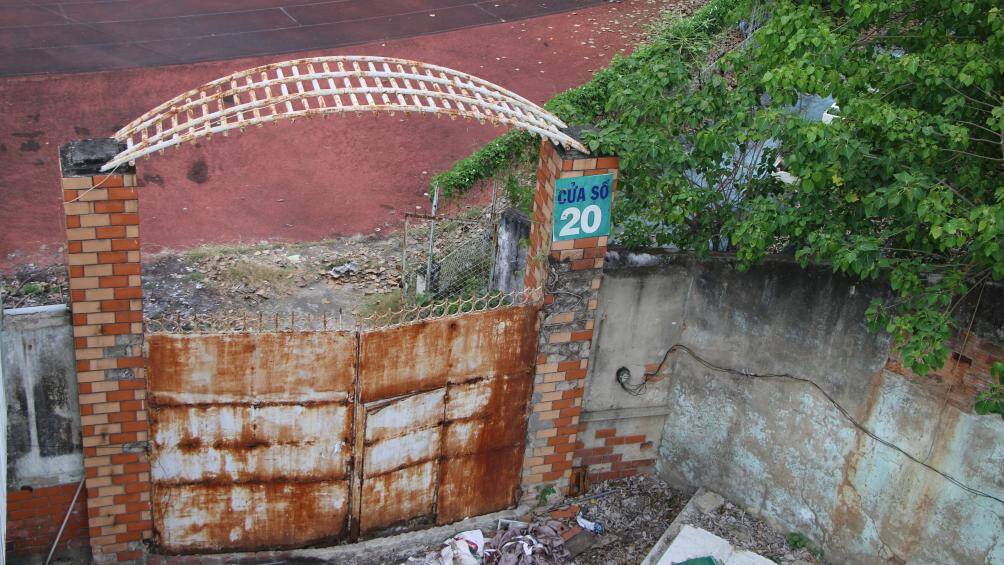 C&aacute;c kiến tr&uacute;c bằng kim loại hoen gỉ, nhếch nh&aacute;c