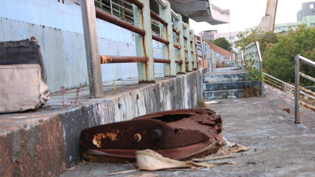 Do bỏ ph&iacute; nhiều năm, kh&ocirc;ng ai quản l&yacute;, tu bổ n&ecirc;n b&ecirc;n trong s&acirc;n vận động Chi Lăng như một b&atilde;i phế liệu