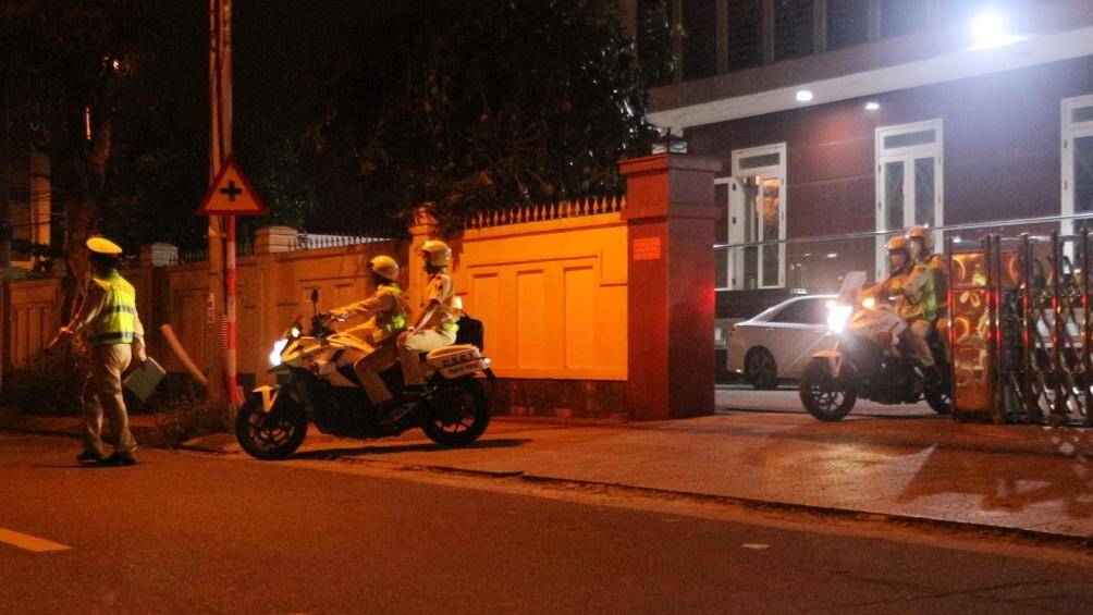 Tối 26/4, Đội Tuần tra - Dẫn đo&agrave;n (Ph&ograve;ng CSGT C&ocirc;ng an TP Đ&agrave; Nẵng) triển khai lực lượng tuần lưu tr&ecirc;n c&aacute;c tuyến đường phụ tr&aacute;ch, xử l&yacute; vi phạm nồng độ cồn.