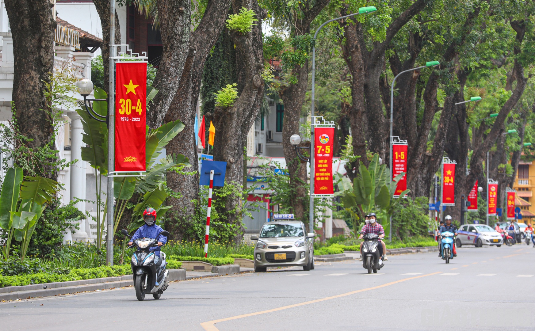 Băng r&ocirc;n rực rỡ với sắc đỏ chủ đạo được treo dọc tuyến phố Chu Văn An