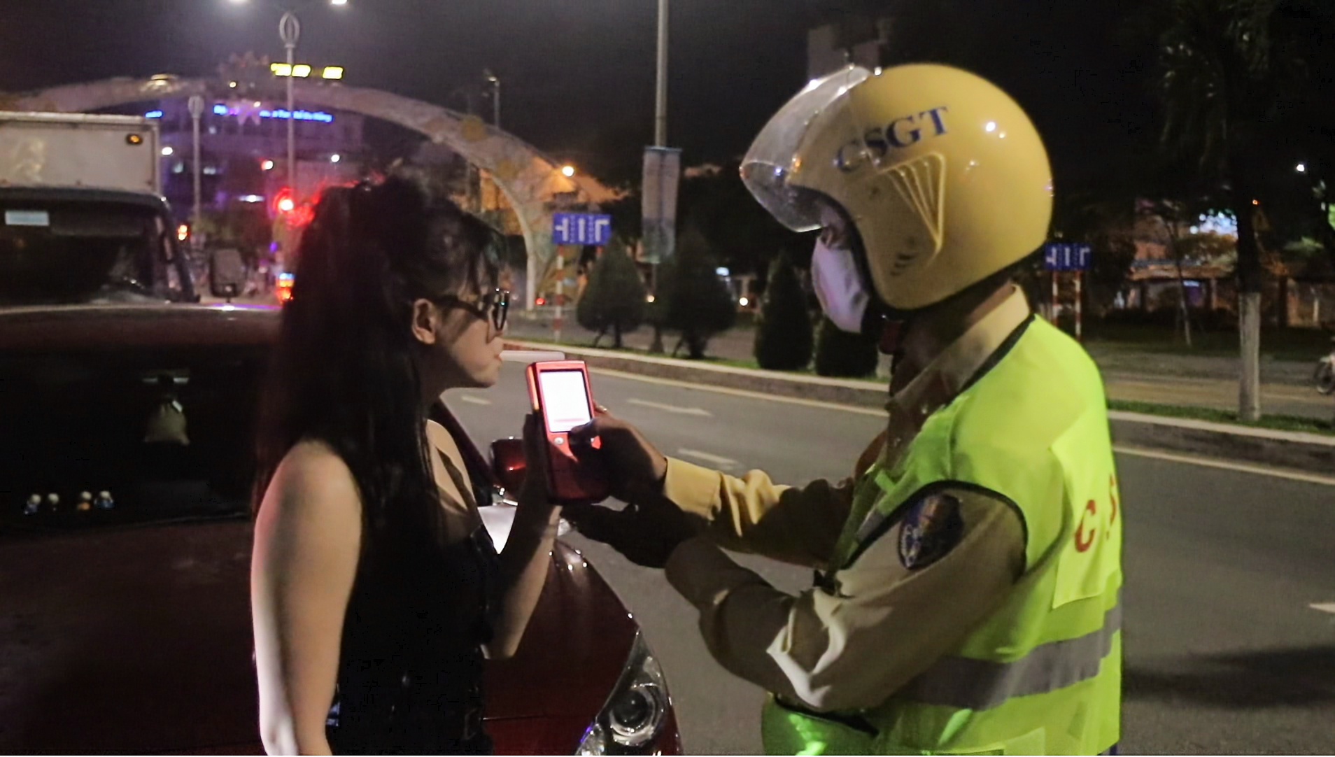 Cũng trong đ&ecirc;m 26/4, tổ TTKS thuộc Đội Tuần tra -Dẫn đo&agrave;n tiếp tục l&agrave;m nhiệm vụ tr&ecirc;n đường C&aacute;ch Mạng Th&aacute;ng 8, dừng h&agrave;ng loạt &ocirc; t&ocirc; để kiểm tra. Tất cả t&agrave;i xế &ocirc; t&ocirc; đều chấp h&agrave;nh nghi&ecirc;m việc kiểm tra nồng độ cồn v&agrave; kh&ocirc;ng vi phạm.